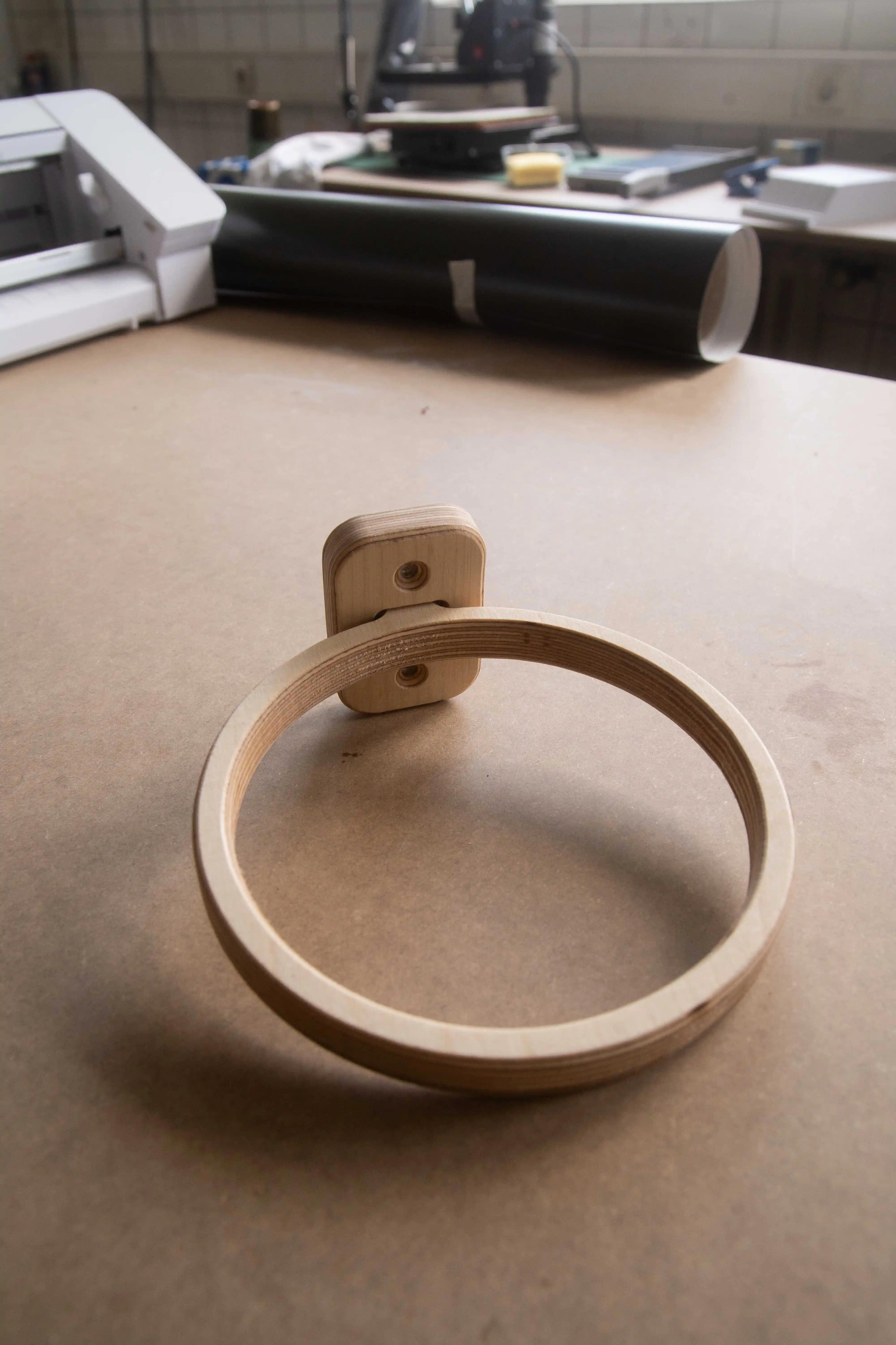 Detailaufnahme des Multiplex-Holzes am Pflanzenwand-Halter