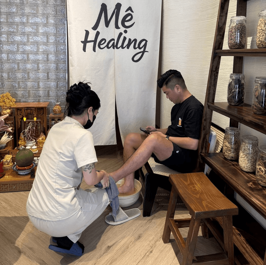 Ngâm chân chanh sả tươi trong combo signature 120 phút tại Mệ Healing