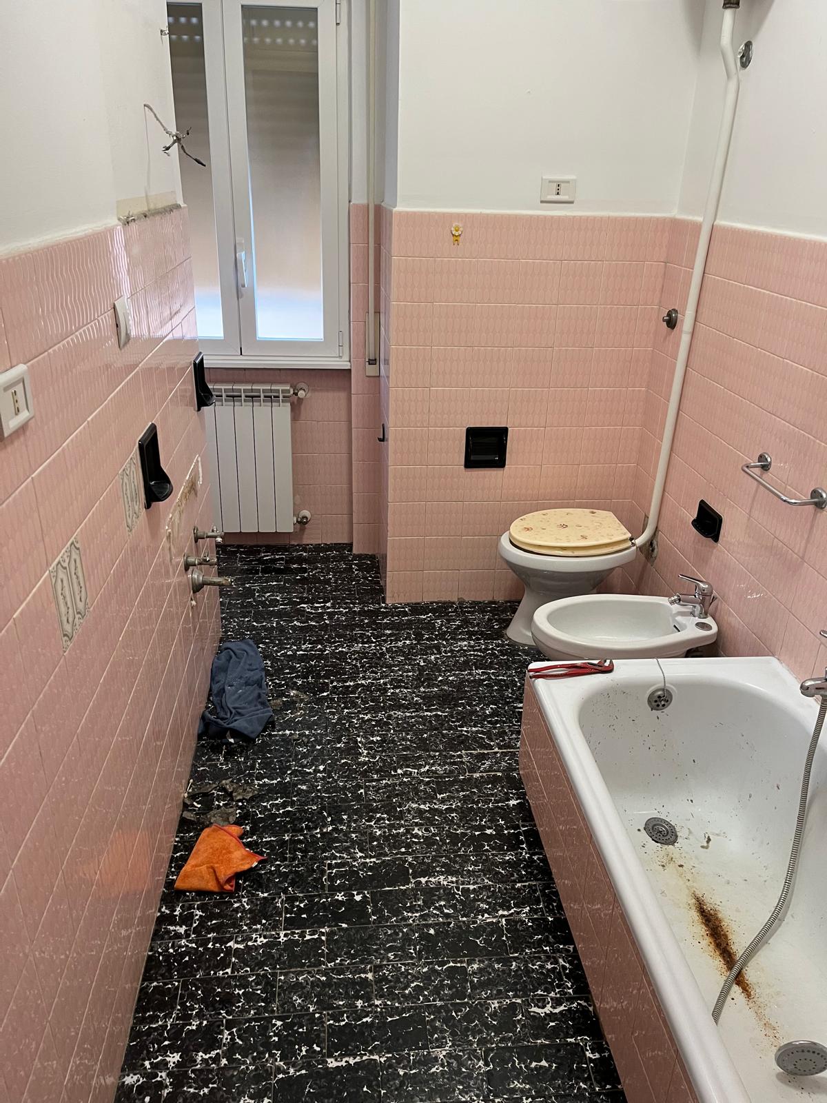 Bagno anni 60 con maioliche rosa e vasca da bagno a roma san giovanni