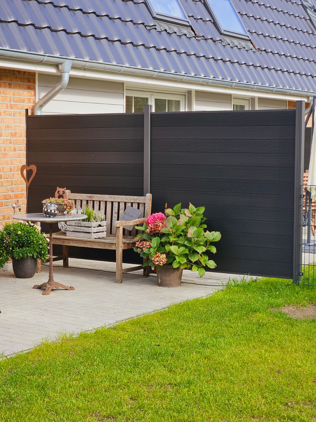 Hübscher Garten mit einem Sichtschutzzaun