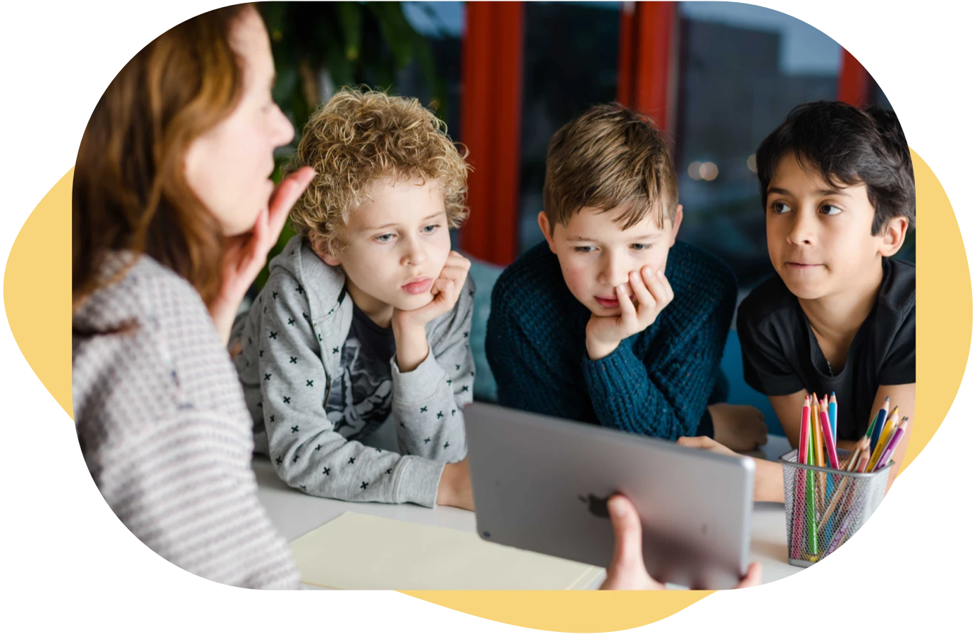 Kinderen kijken samen naar een tablet 