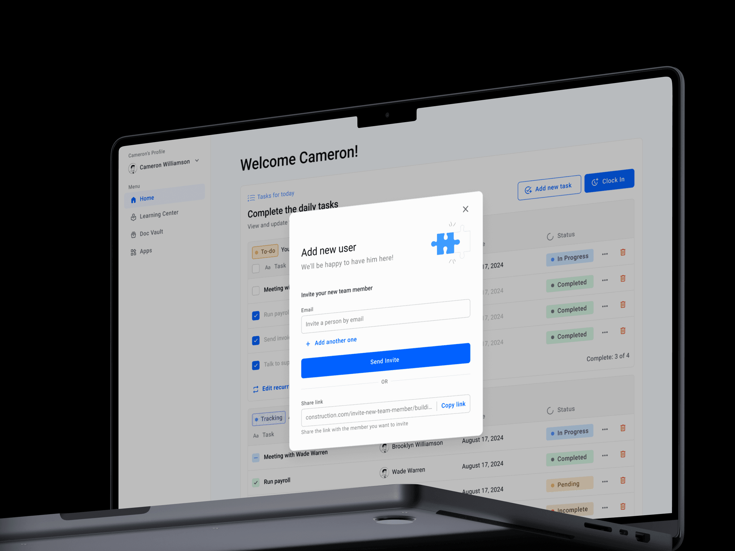 На экране ноутбука отображается интерфейс управления задачами, приветствующий пользователя. Во всплывающем окне с надписью «Добавить нового пользователя» предлагается пригласить членов команды по электронной почте.