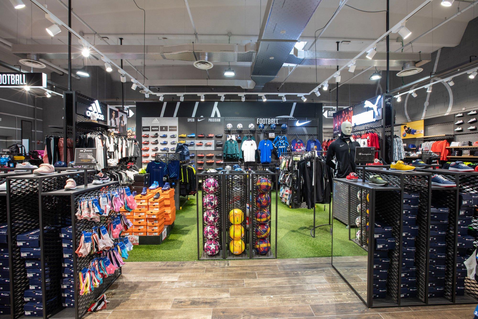 球類運動用品展台 Ball sport gear display