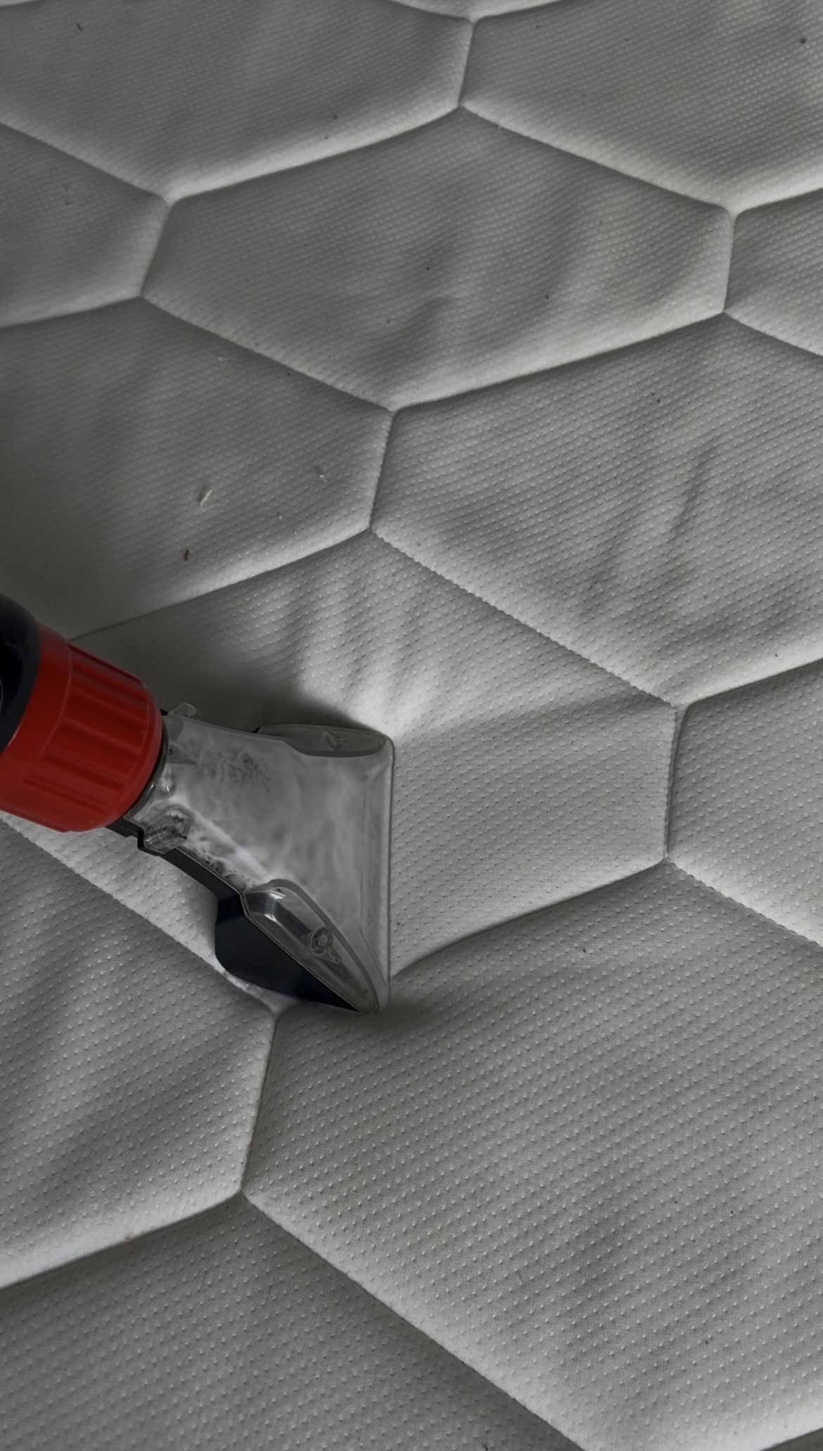Shampouineuse professionnelle en train d’extraire la saleté et les acariens d’un matelas à Rennes – Propre et Net