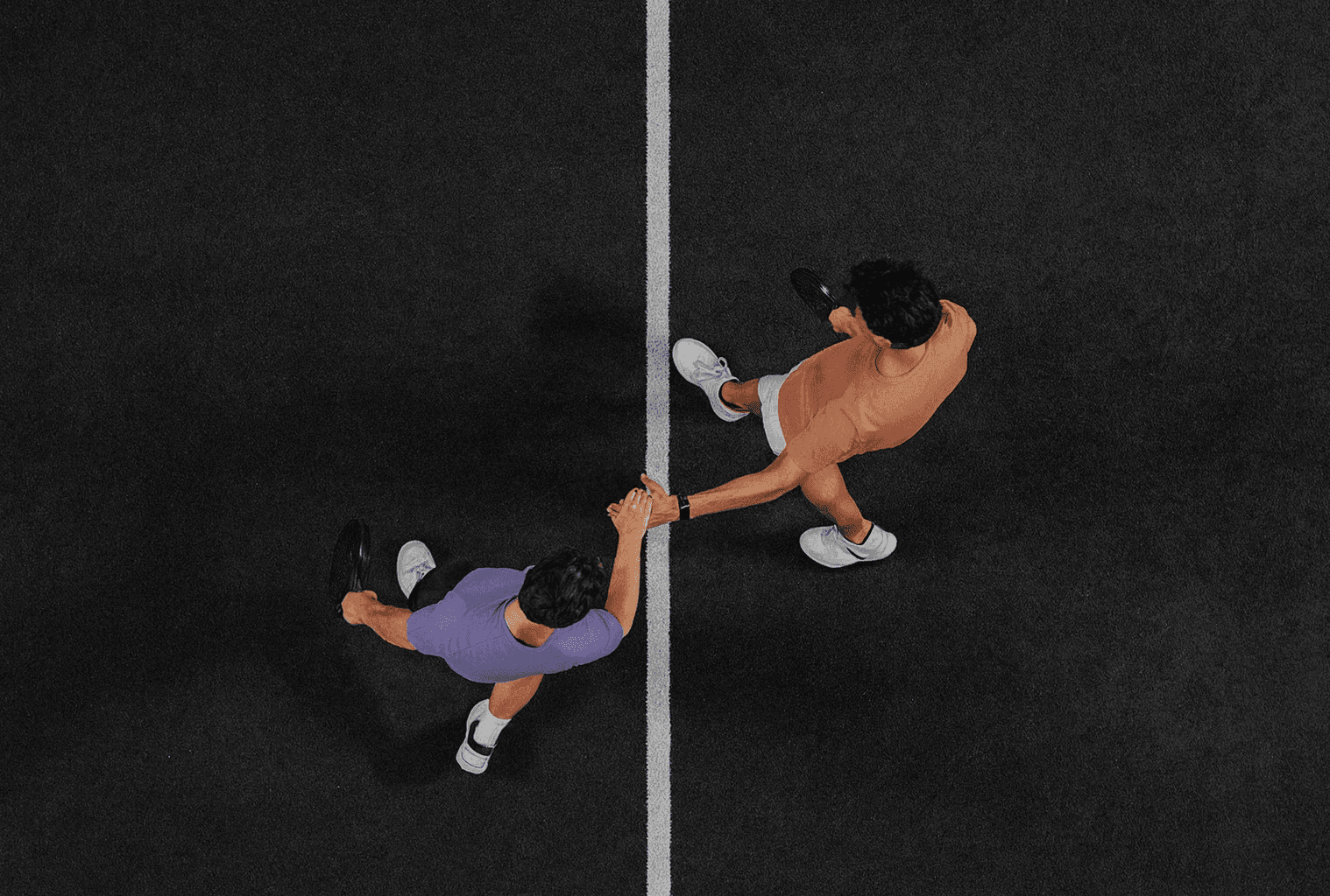 Zwei Padelspieler geben sich nach dem Match die Hand über das Netz – ein Symbol für Fairplay, Respekt und Community auf dem Padelnero Court.