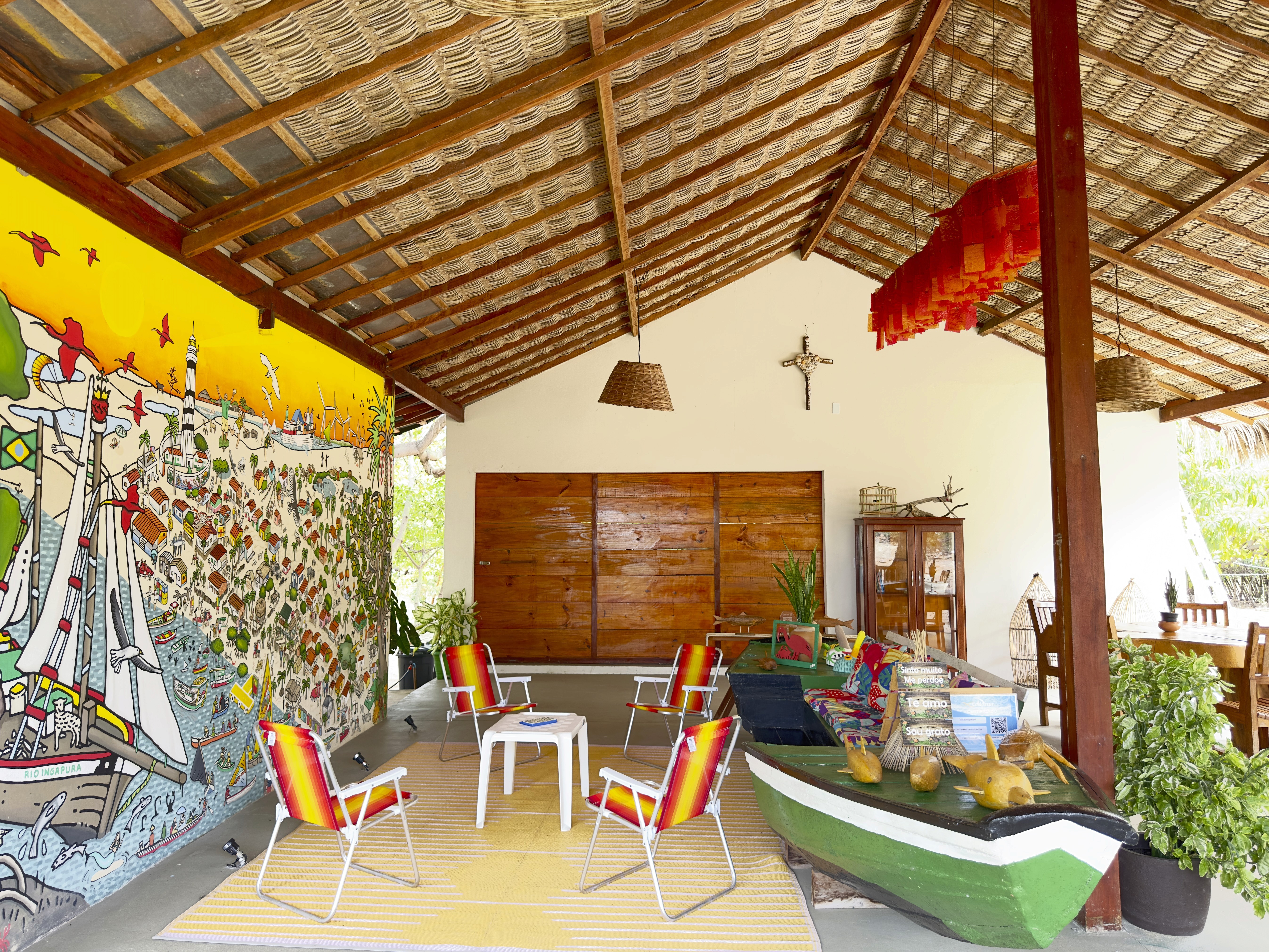 Salão da Casa Ingapura onde o espaço interage com a natureza e com a comunidade