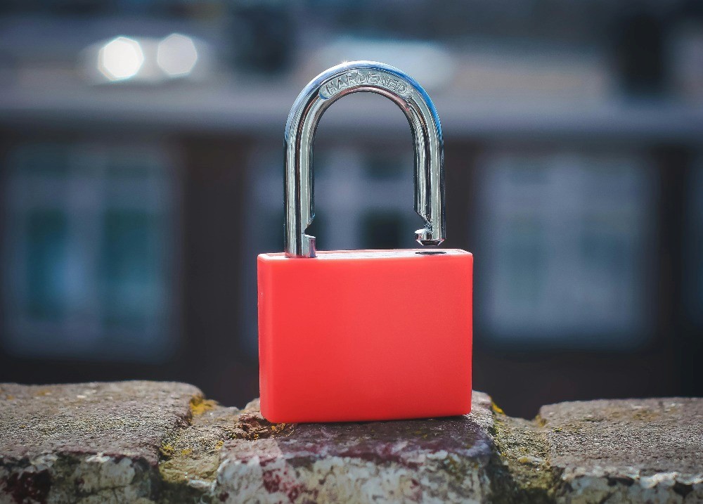 Candado rojo cerrado, representando la falta de liquidez o restricción de acceso