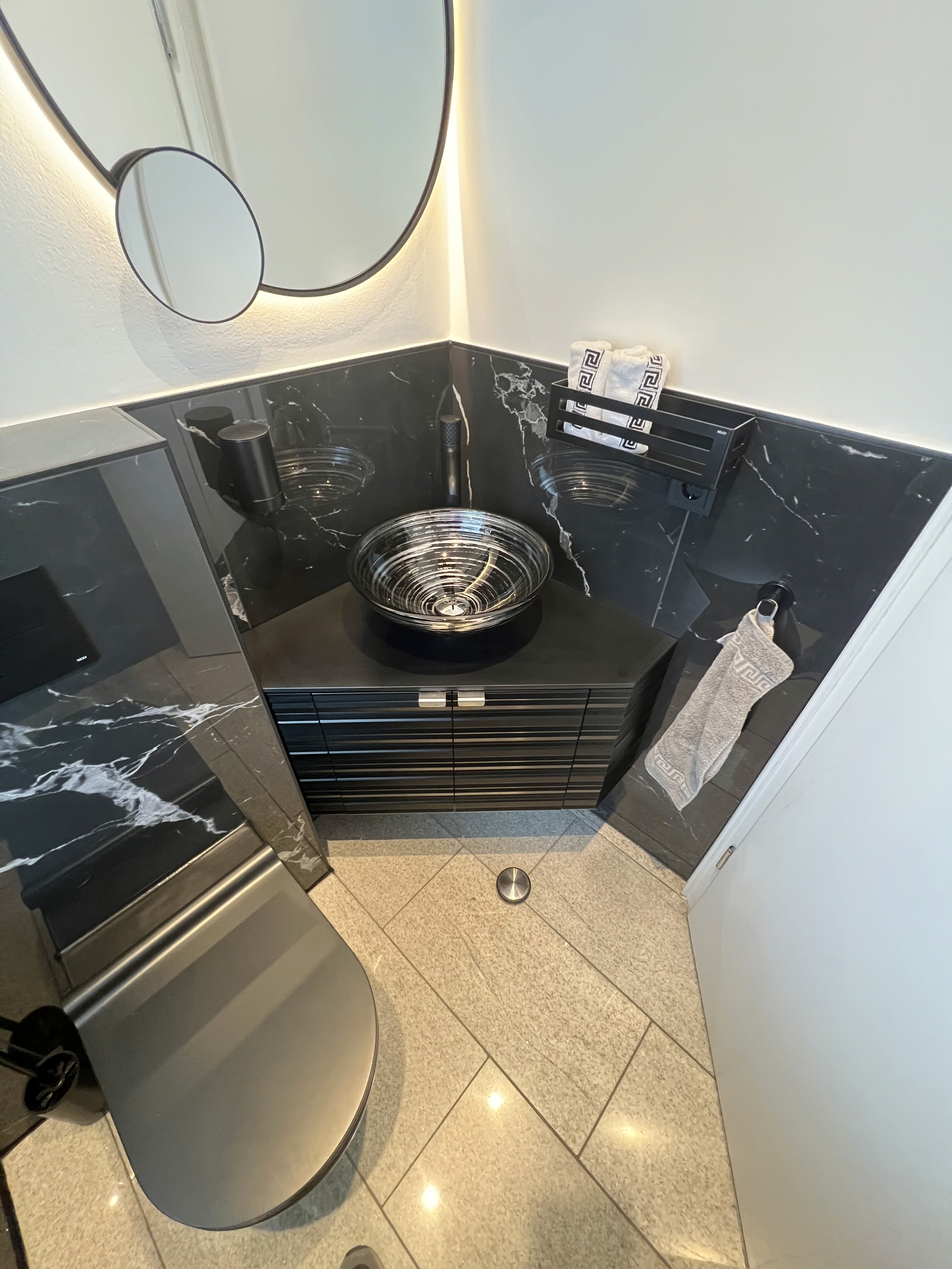 Gäste-WC mit starkem Materialfokus