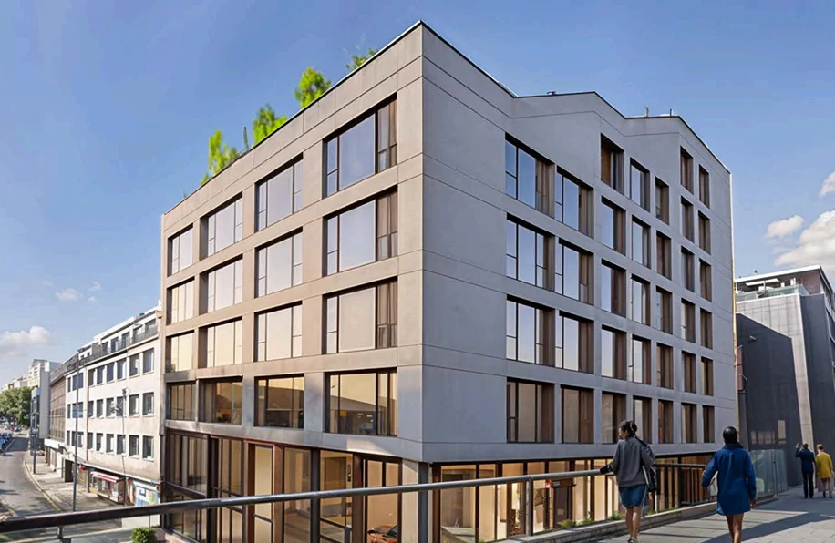 Isometrische Zeichnung eines Bauprojekts mit mehreren Gebäuden und markierten Strukturen in Rot