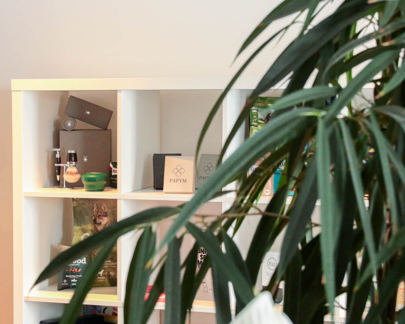 Ein Regal mit einer kleinen Auswahl an Kundenprodukten.