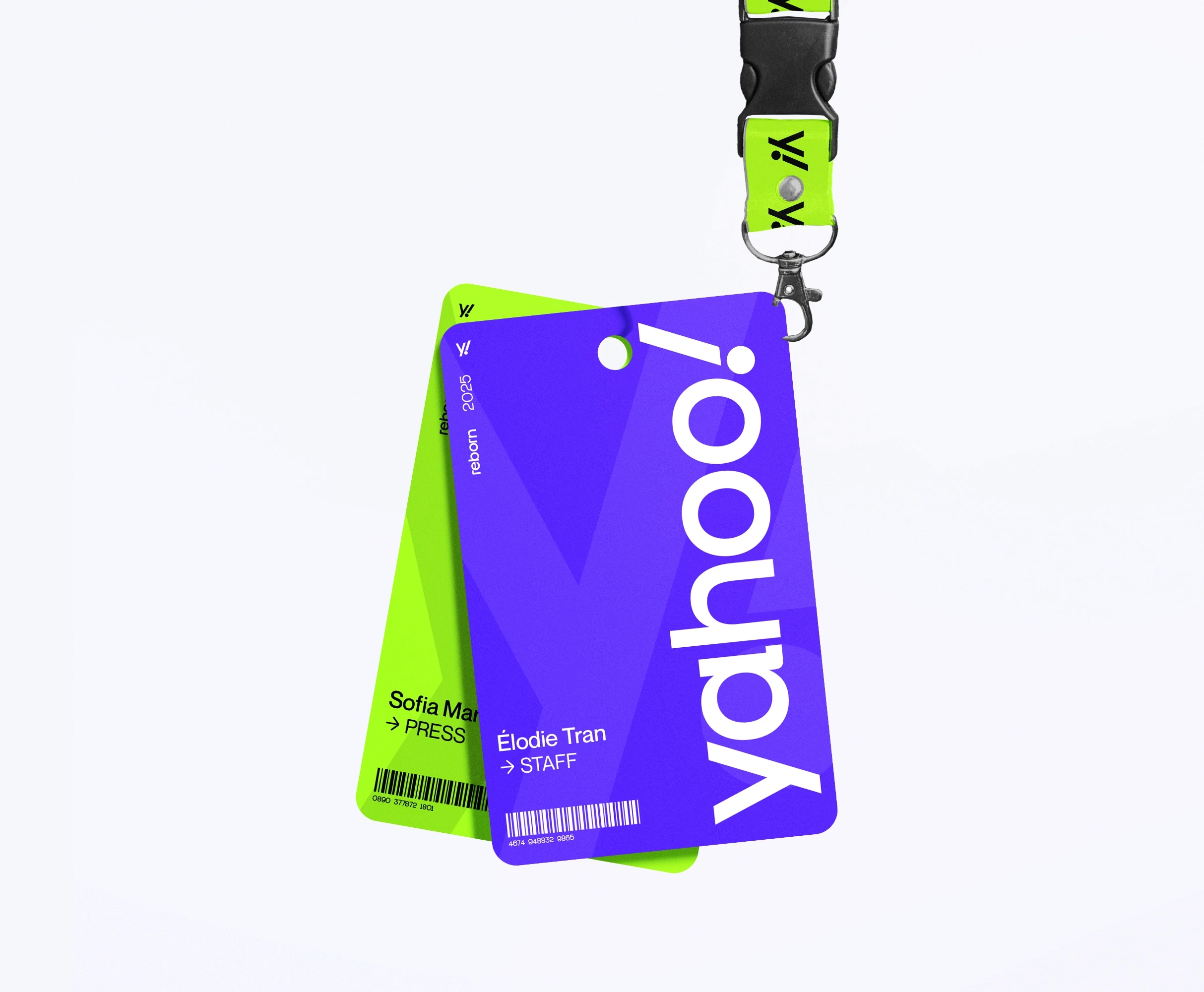 Deux badges Yahoo! suspendus à un cordon, l’un violet et l’autre vert fluo, sur un fond blanc.