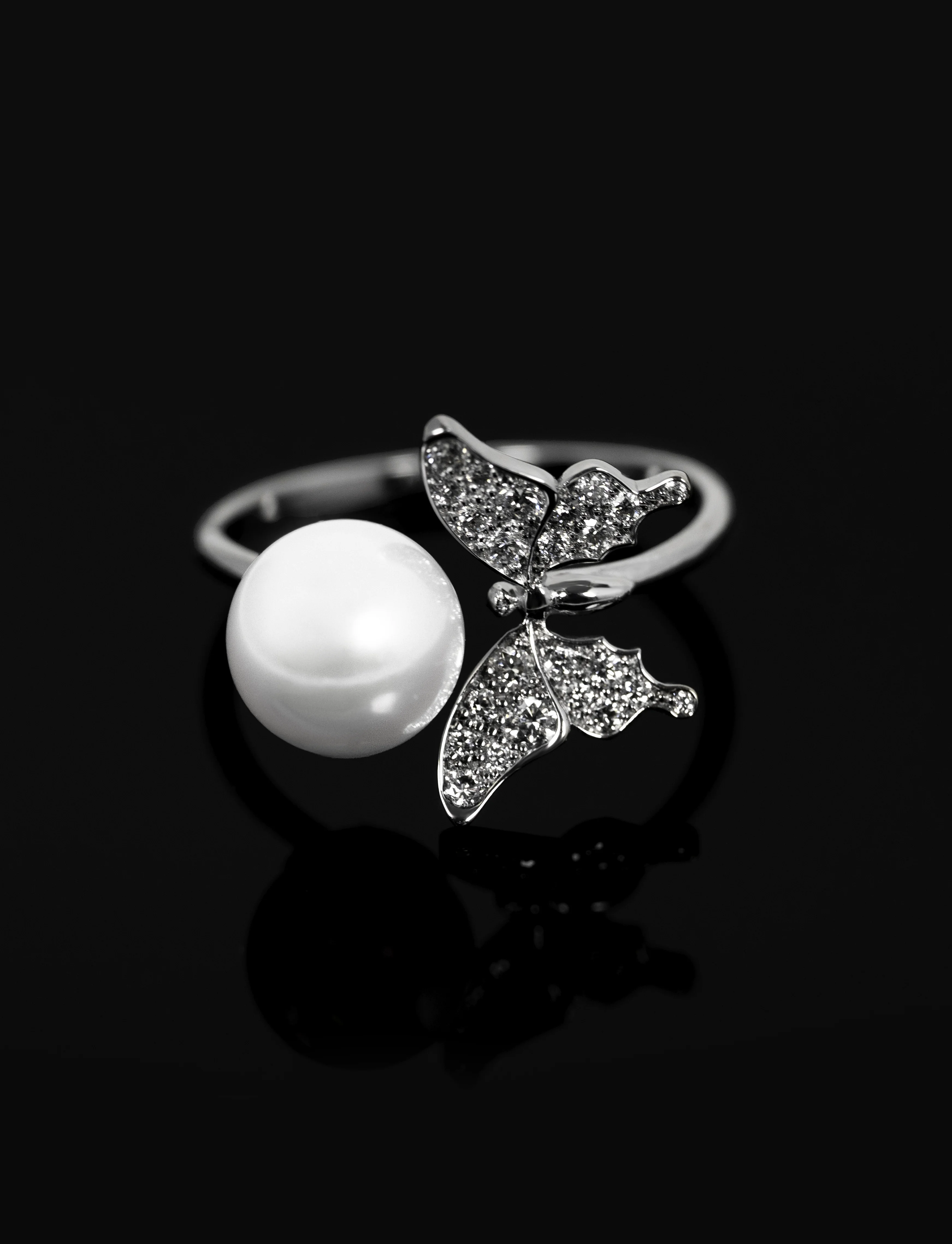 Détail de la Bague Looking at the Moon Maison Édéenne avec motif papillon en diamants et perle