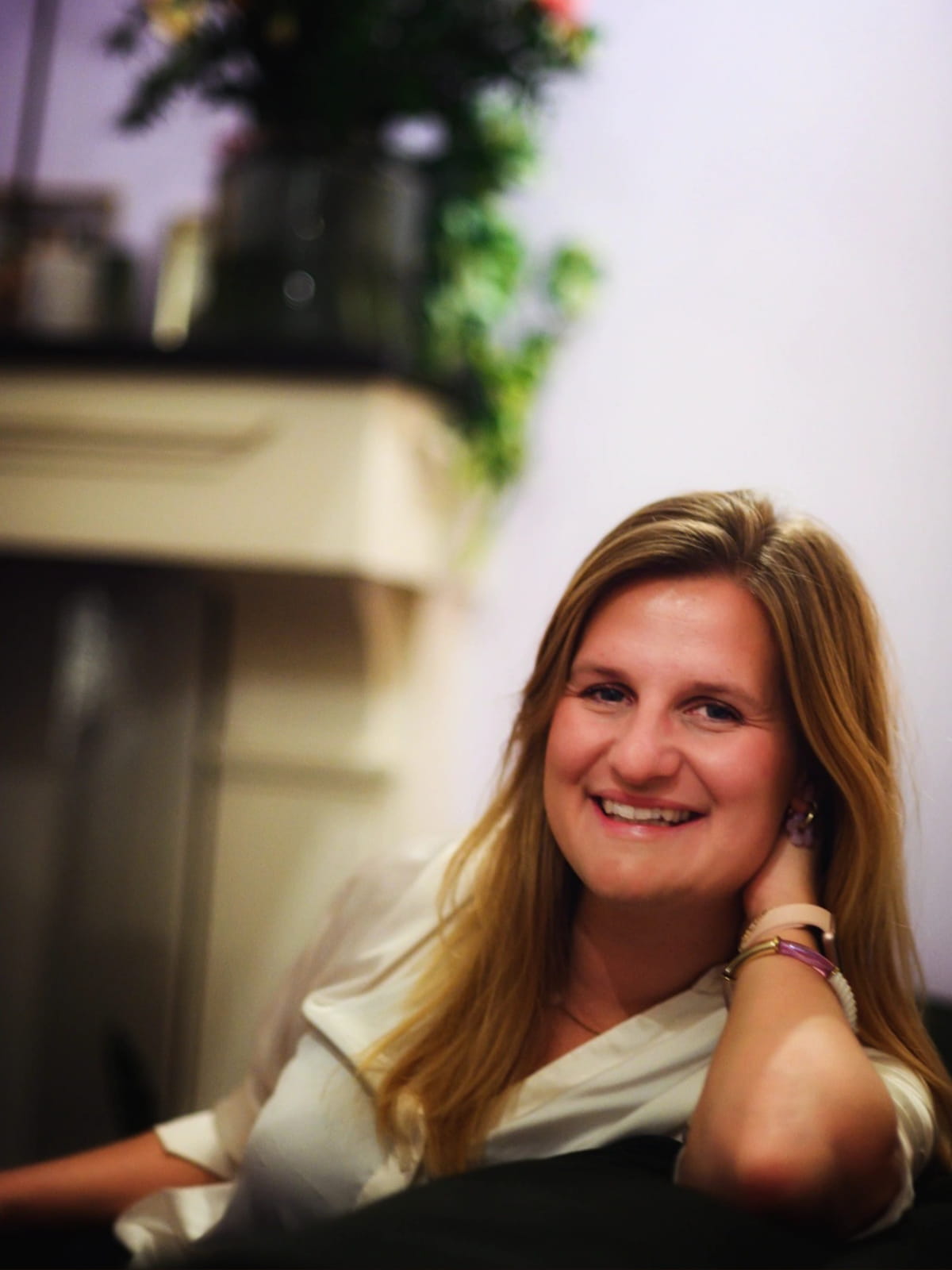 Portretfoto van Anoek Haan, GZ-psycholoog bij SheVibes, warm glimlachend in een zachte sfeer.