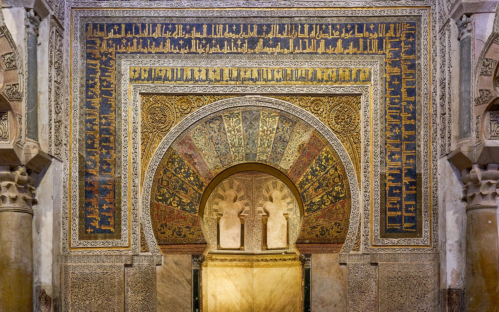 Mihrab der Moschee-Kathedrale von Córdoba mit kunstvollen gold- und bläulichen Mosaiken.