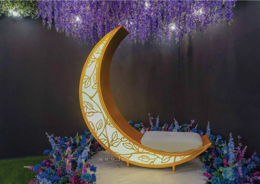Photo spot bulan sabit dengan wisteria ungu di Altair Hall