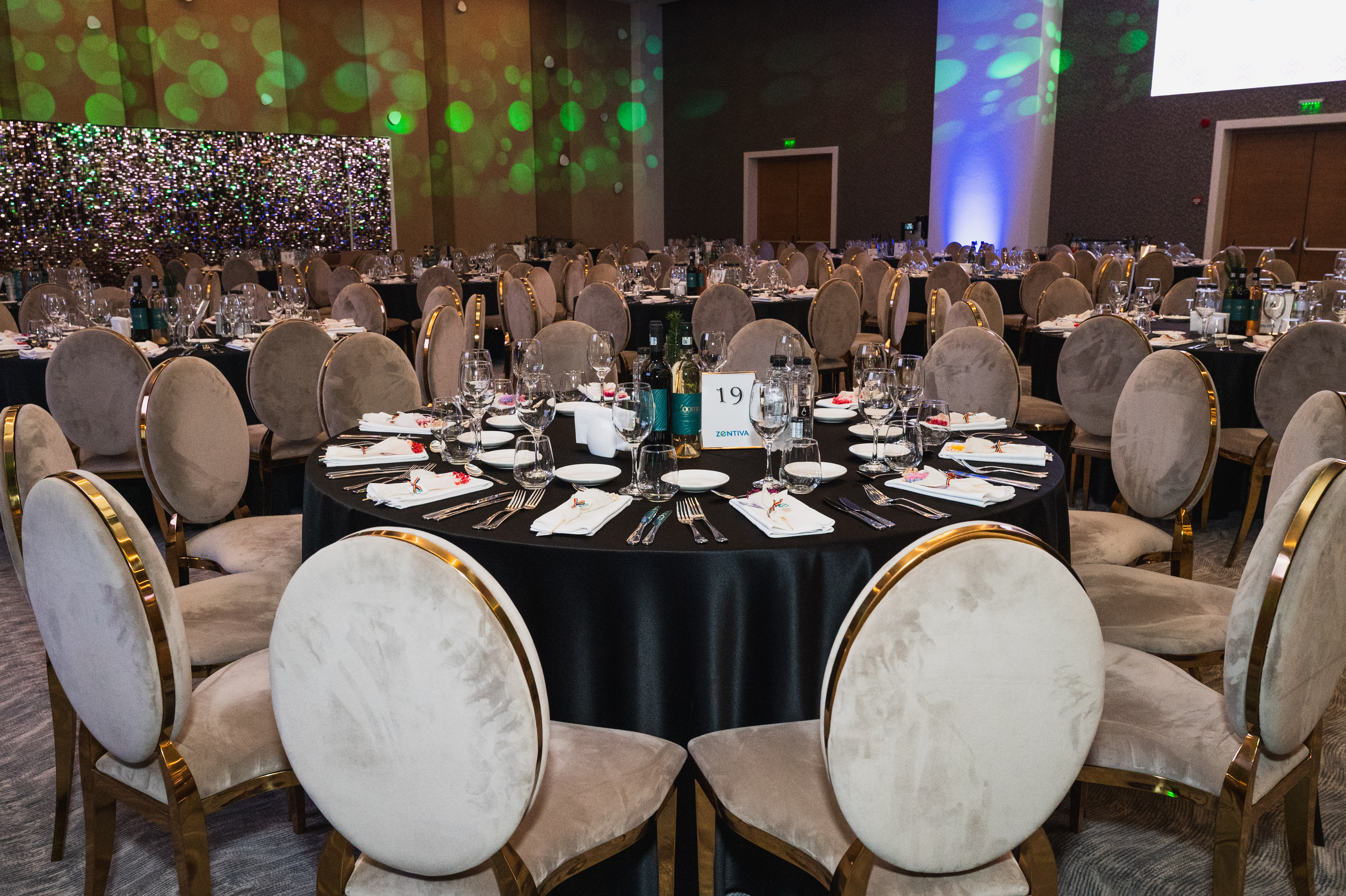 Mese rotunde pregătite pentru un eveniment corporate la Zooma Events Corbeanca — fotografie de setup profesional.