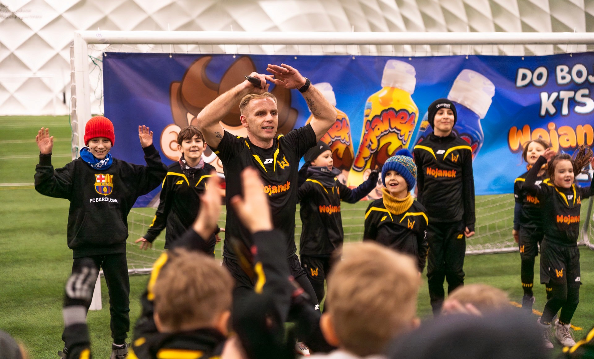 Adrian Duszak i dzieci na treningu