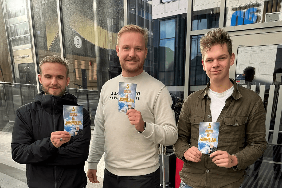 Bilde av Gabriel, Ole Petter og Martin som møtte Svein-Magne utenfor Comfort Hotell i Bodø.