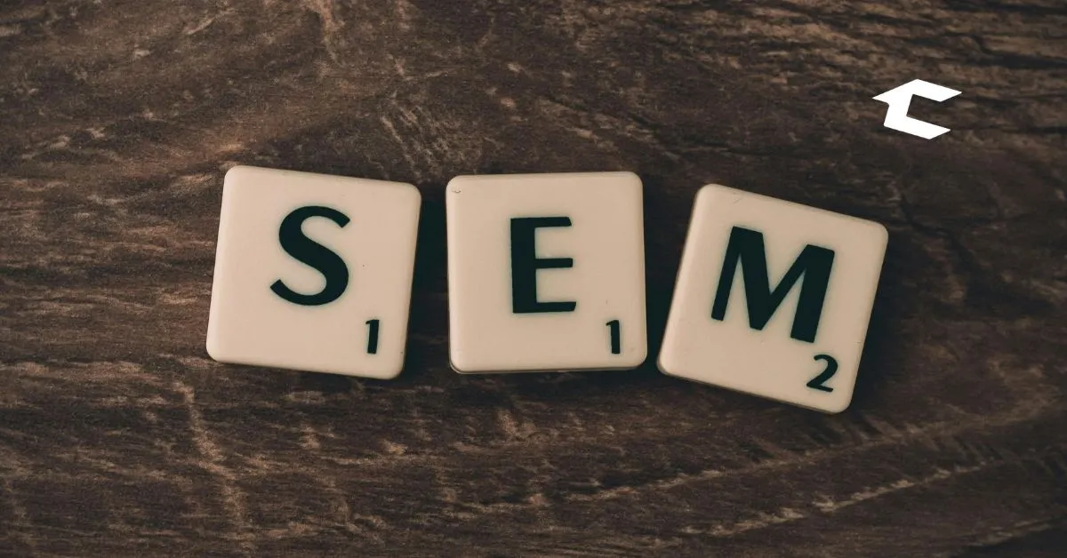 Fichas de Scrabble formando la palabra SEM, representando estrategias de Search Engine Marketing y publicidad pagada en 2026.