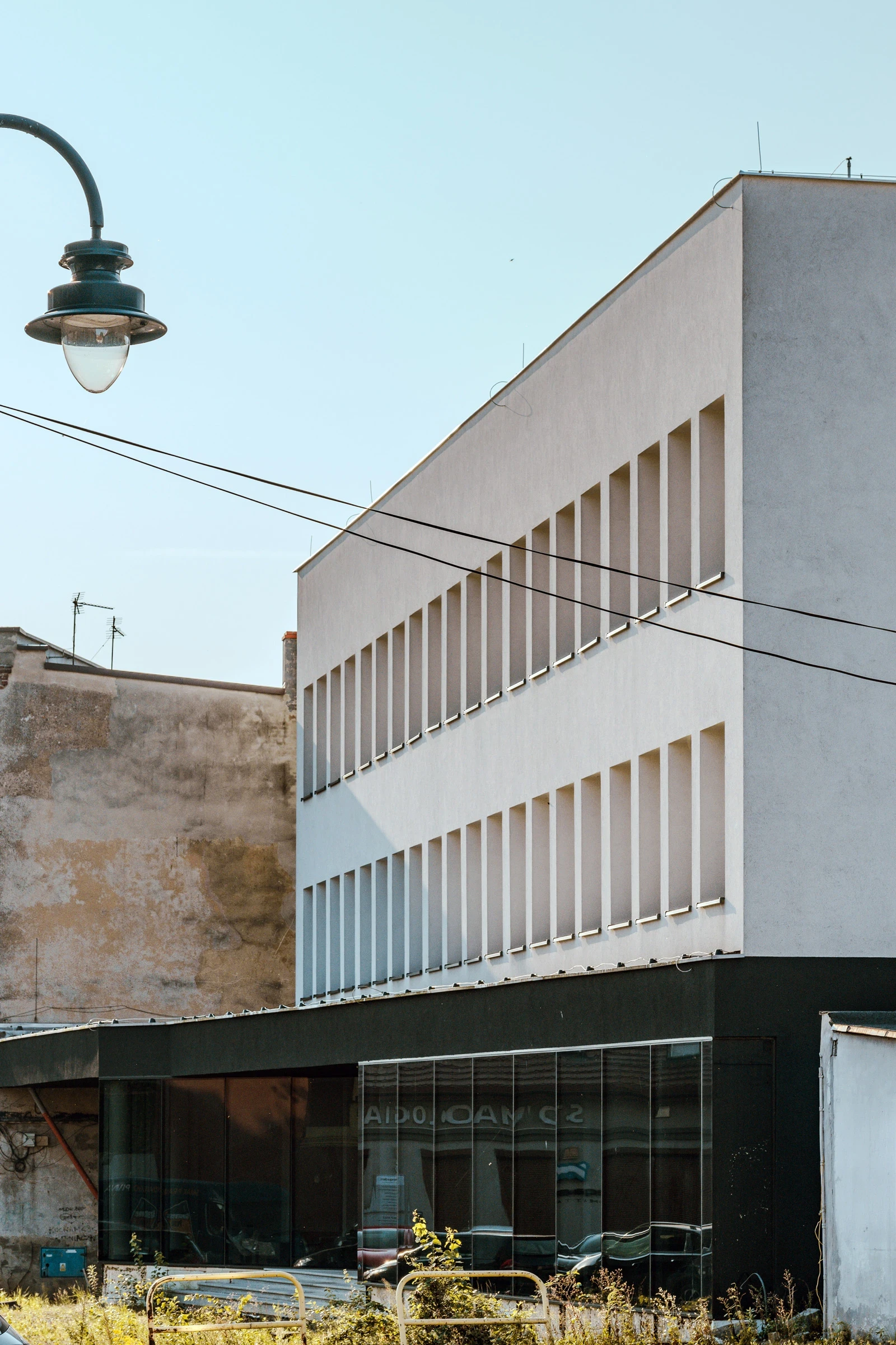 Budynek usługowy – fotografia architektury z perspektywy narożnej