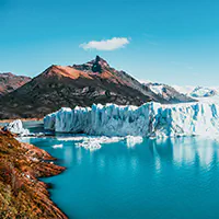 Vista panorâmica de Machu Picchu, com ruínas incas sobre as montanhas da Cordilheira dos Andes no Peru