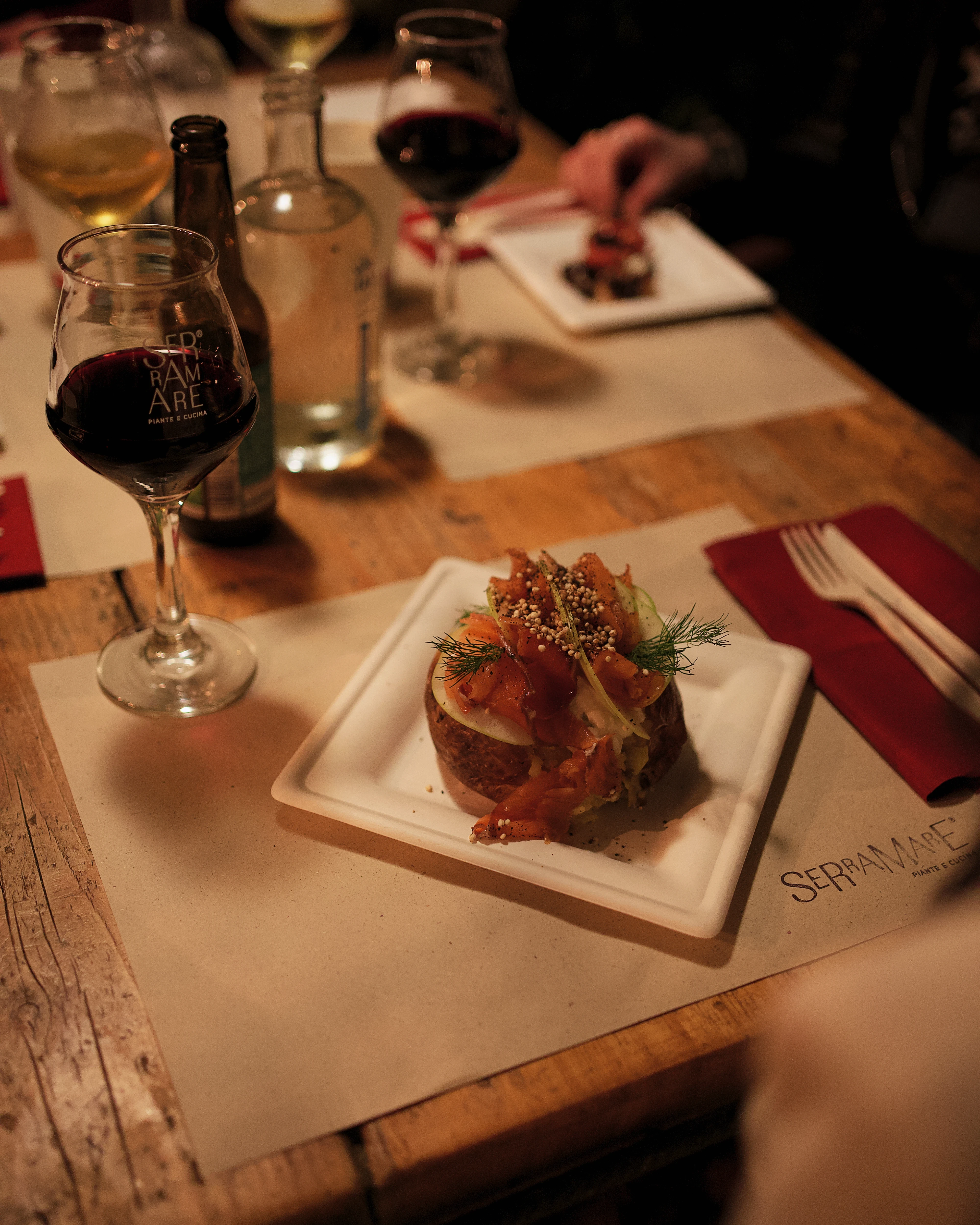foto di una patata farcita gourmet aperiserra
