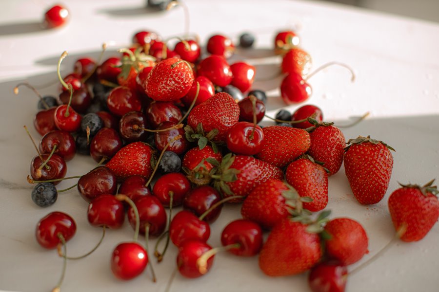 Frutta estiva: fragole e ciliegie