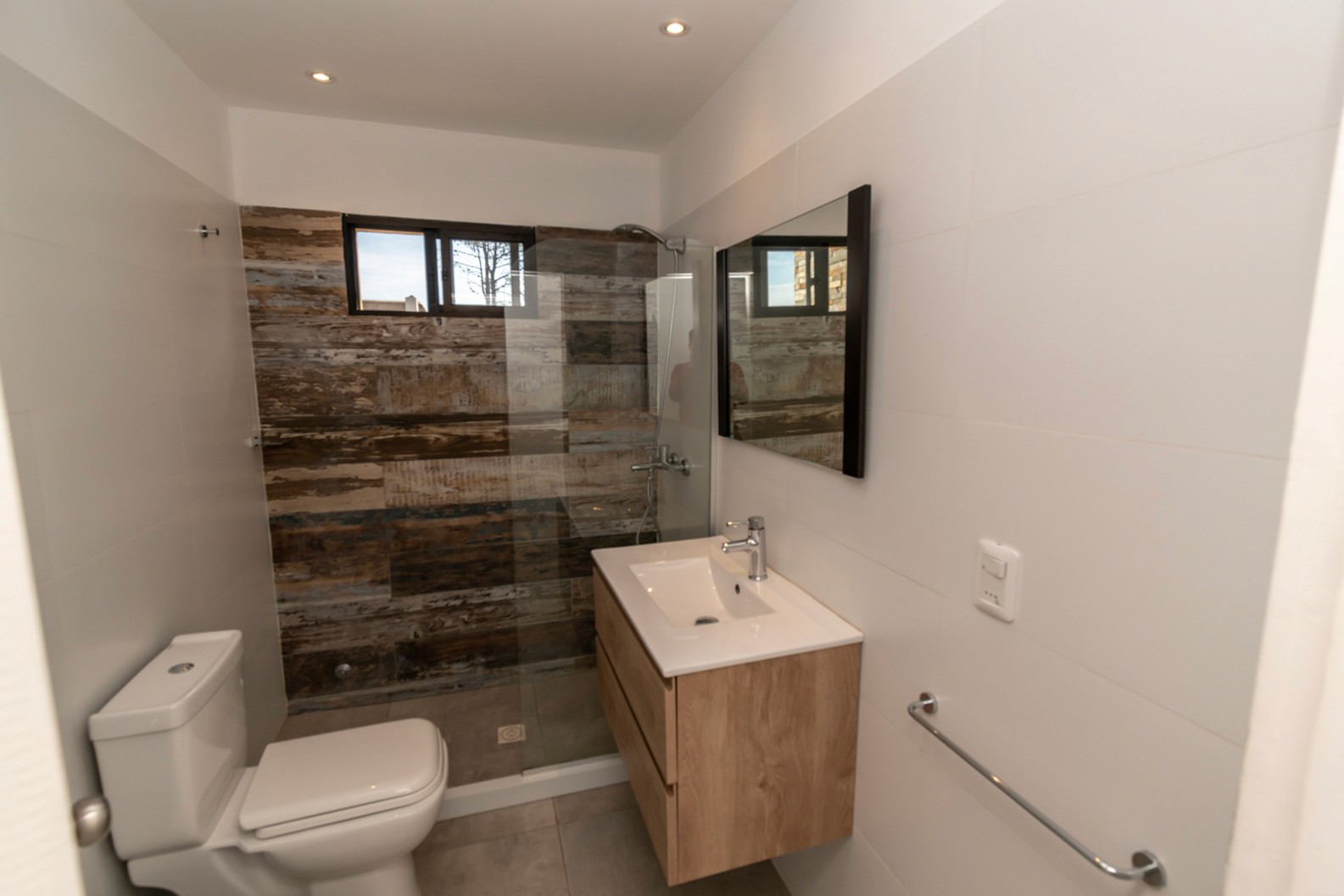 Baño principal de arriba en Casa Albatros con diseño moderno - baño espacioso y elegante con acabados contemporáneos.