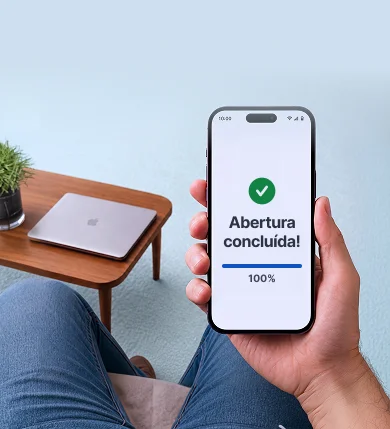Mão segurando um celular