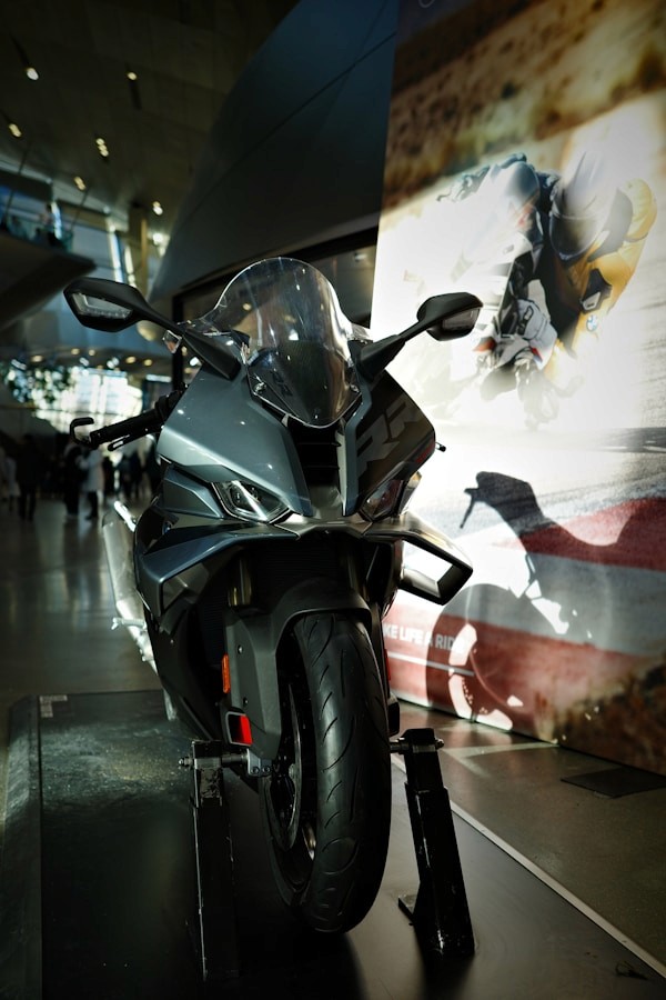 Modernes graues Motorrad im Showroom