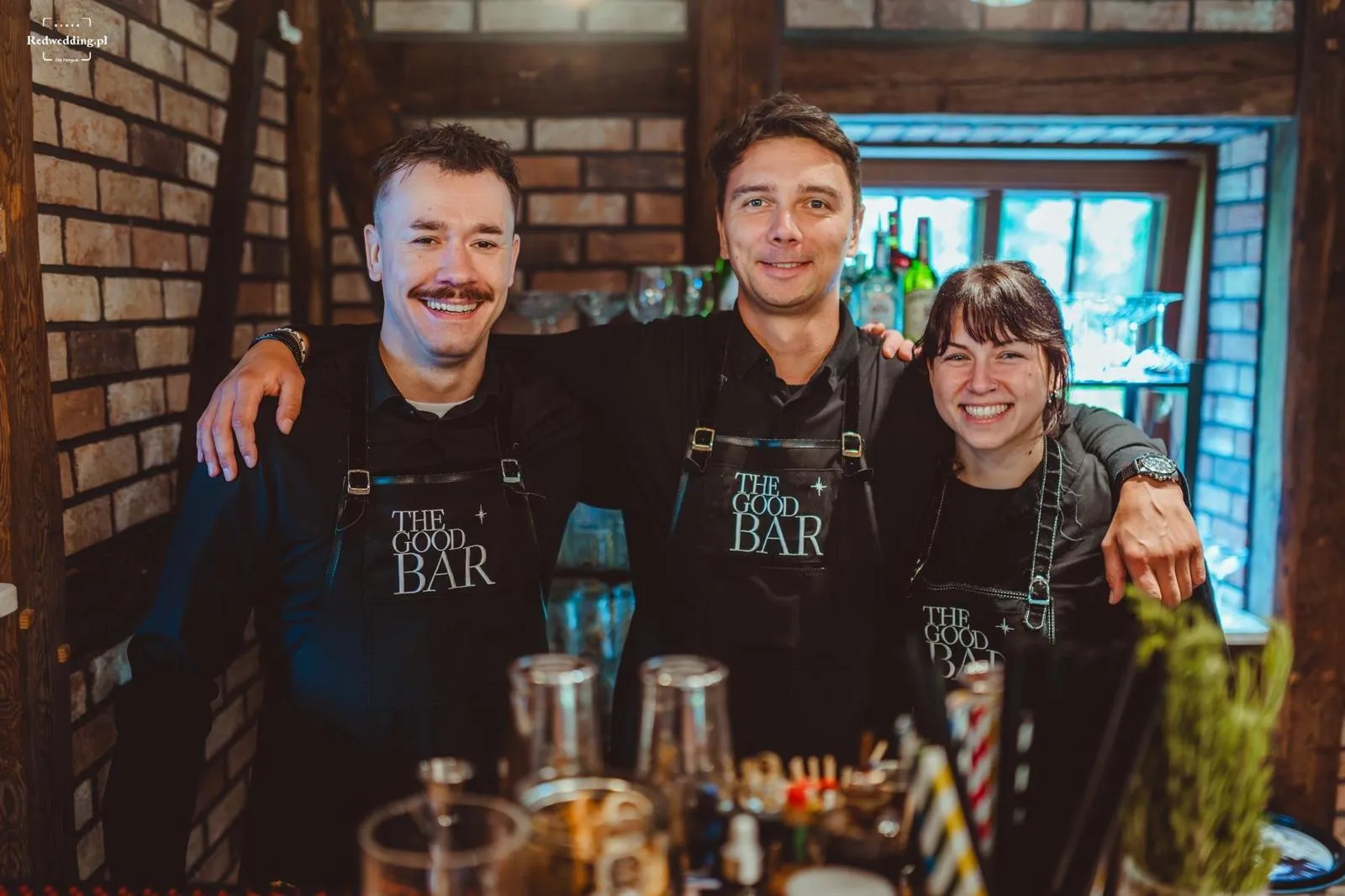 Drink bar na weselu z barmanem zachwycającym gości podczas pokazu.