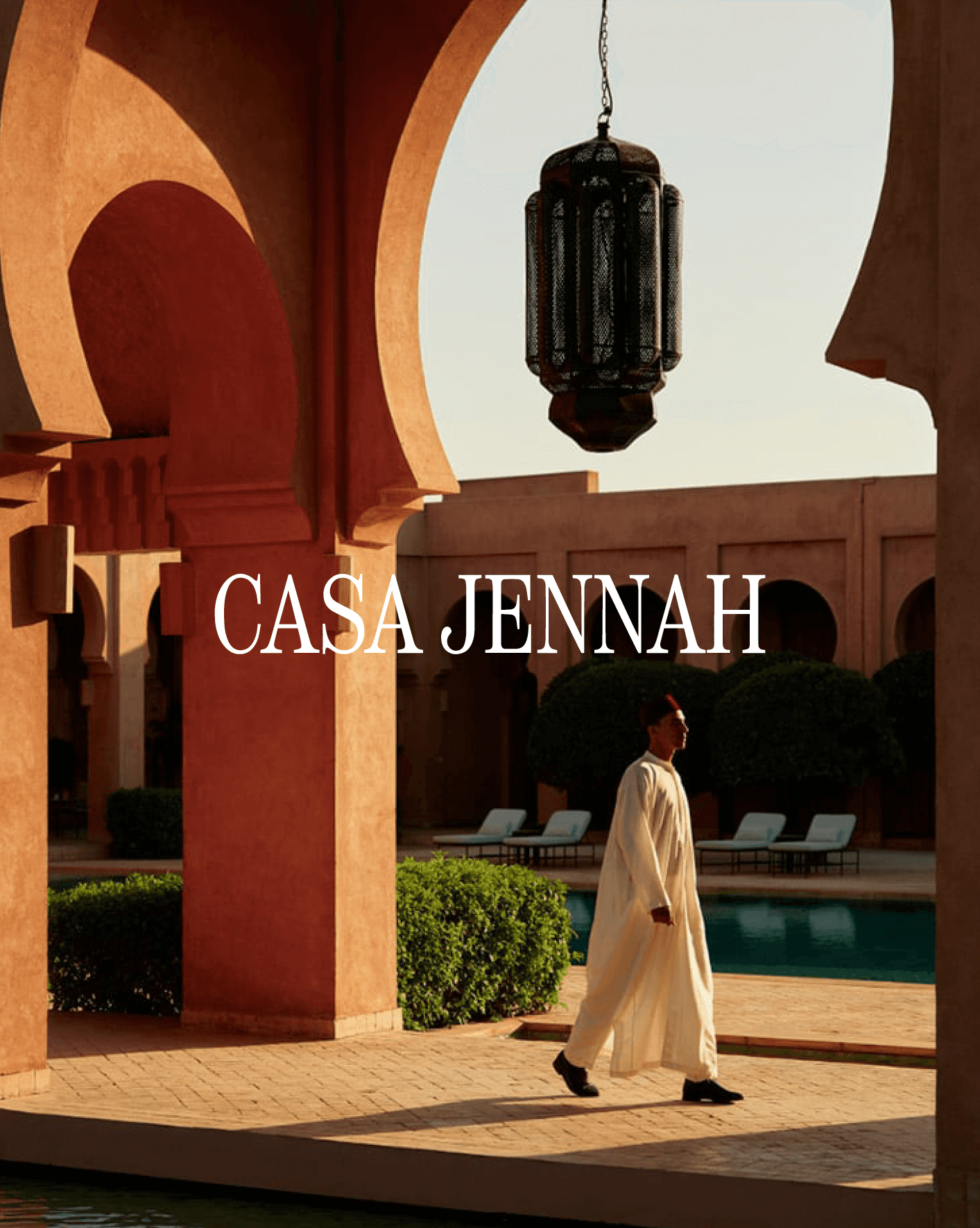 Homme en tenue traditionnelle marchant dans un cadre architectural marocain avec arches et piscine. Texte "Casa Jennah"