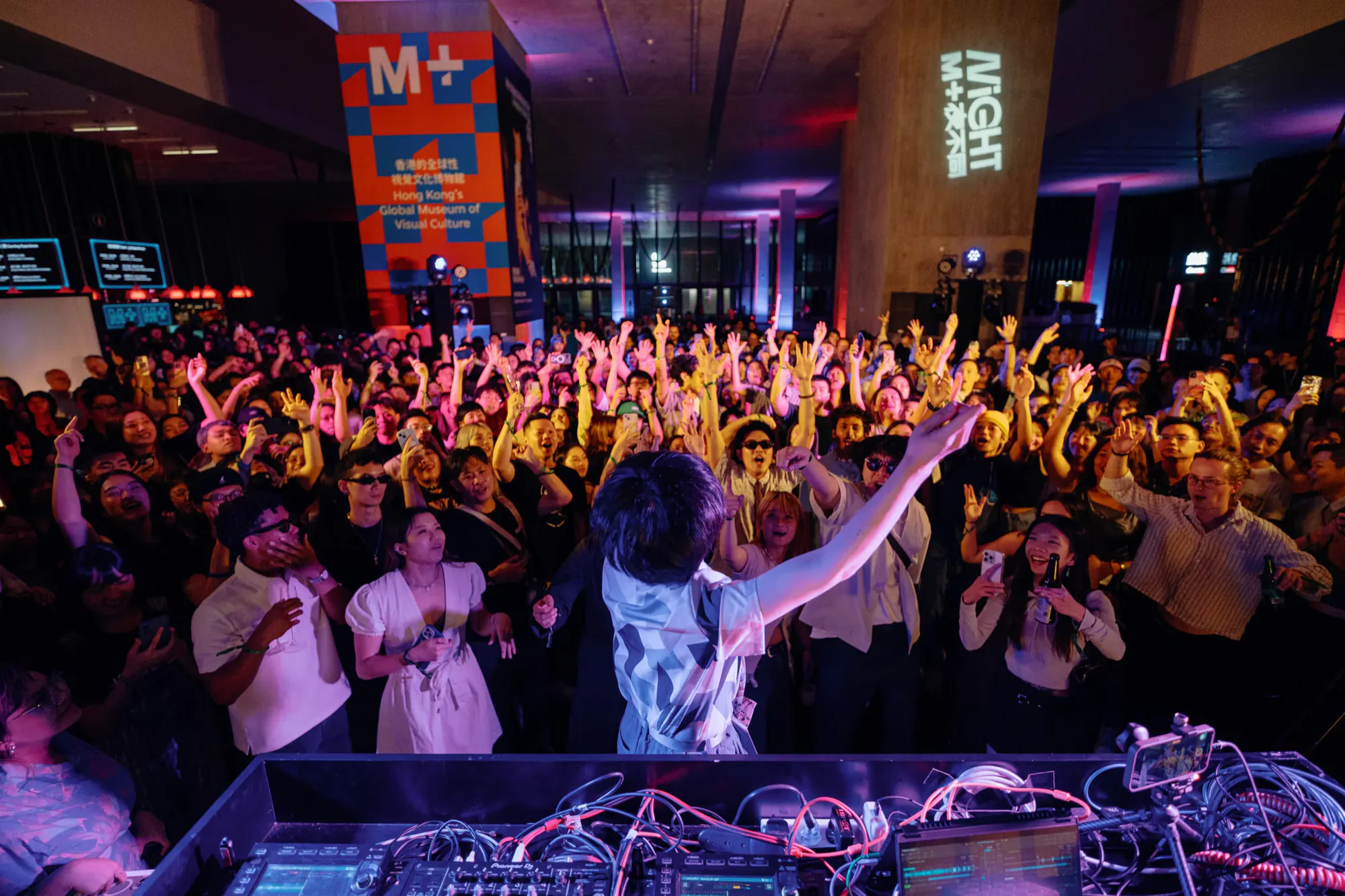 M+ Night Parties — project image 15 by Roman Olinchuk. 香港攝影、創意影像及視覺敘事作品。