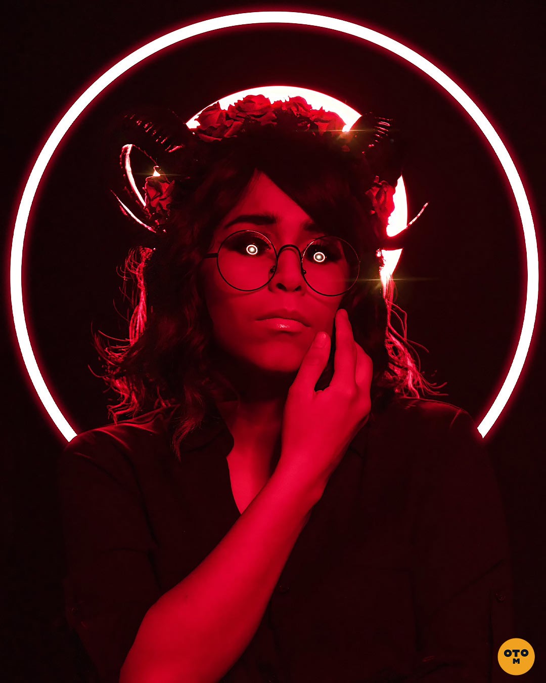 Tiefling Dungeons & Dragons inspired photoshoot featuring @emi.tela. Photography by @otrominuto