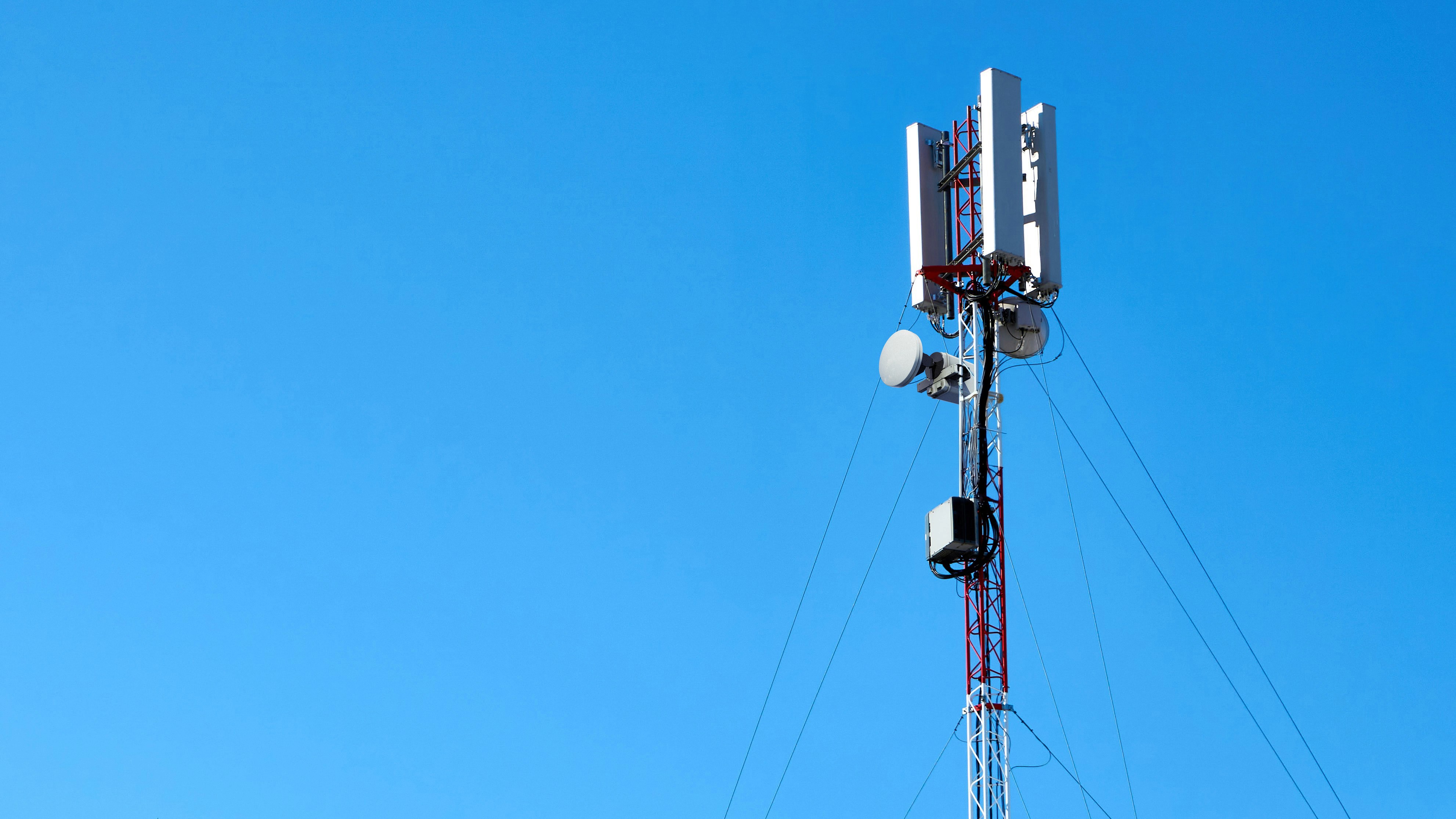 5g antenna on a pylon