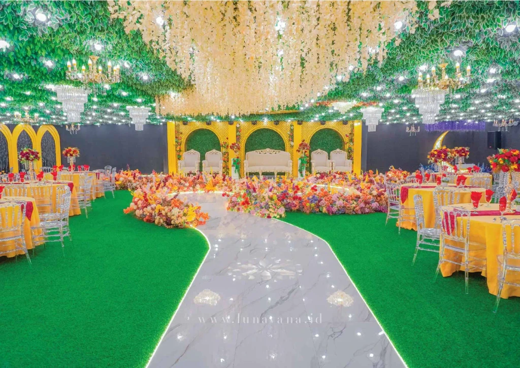 Panorama Altair Hall — pelaminan gerbang emas dan taman bunga warna-warni