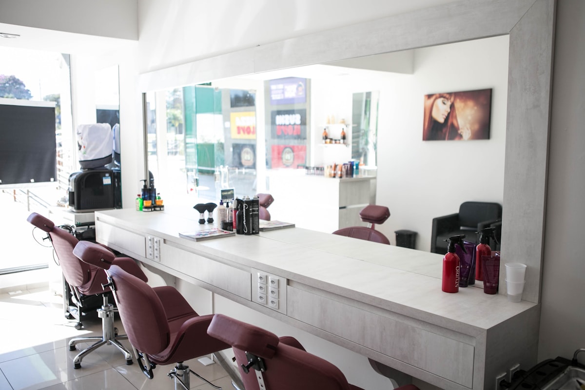 Salón de belleza con sillas y espejos