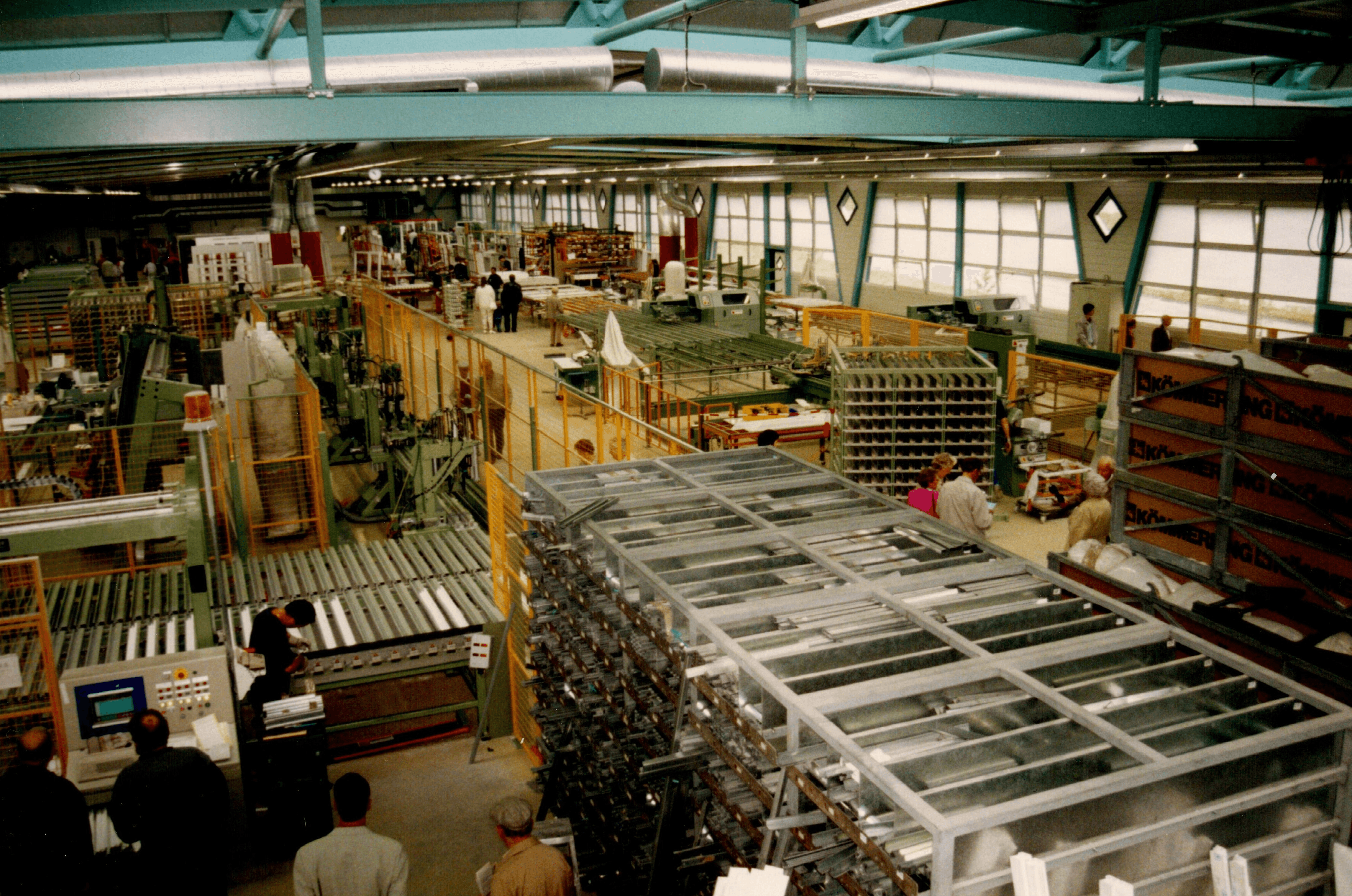 Produktionshalle mit Maschinen und Fertigungslinien aus den 1990er Jahren