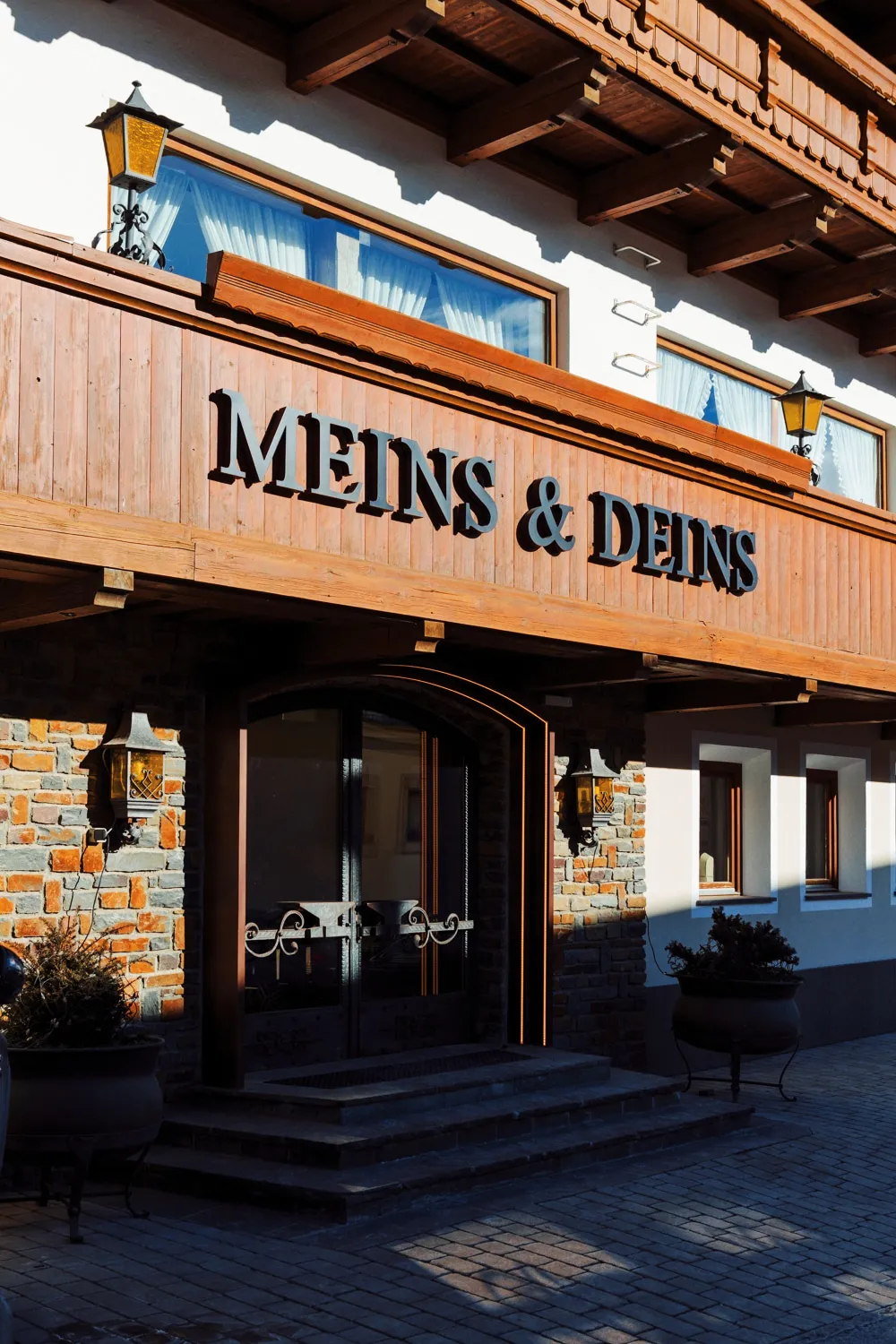 Exterior of the Meins & Deins restaurant in Serfaus