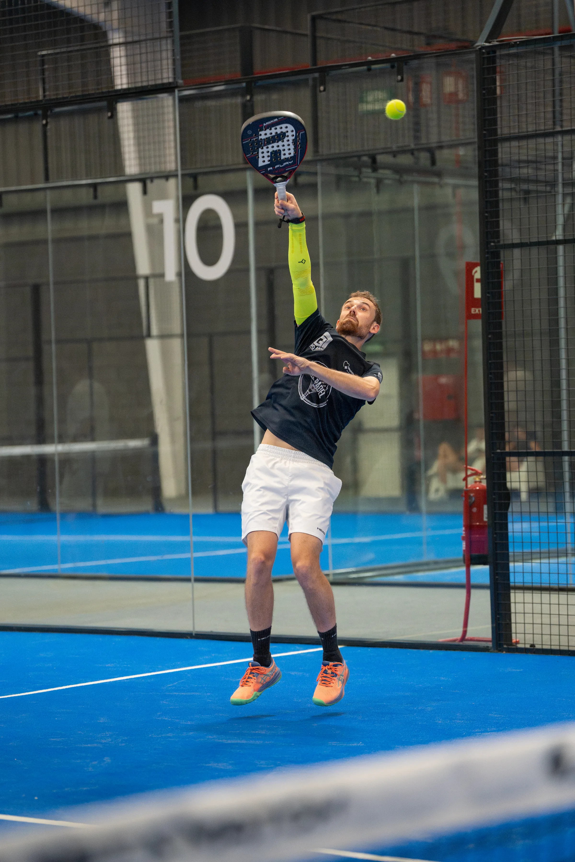 Jugadores del Oysho Smash Padel Open cruzando al cristal lateral, Pro Padel Gavà 2026