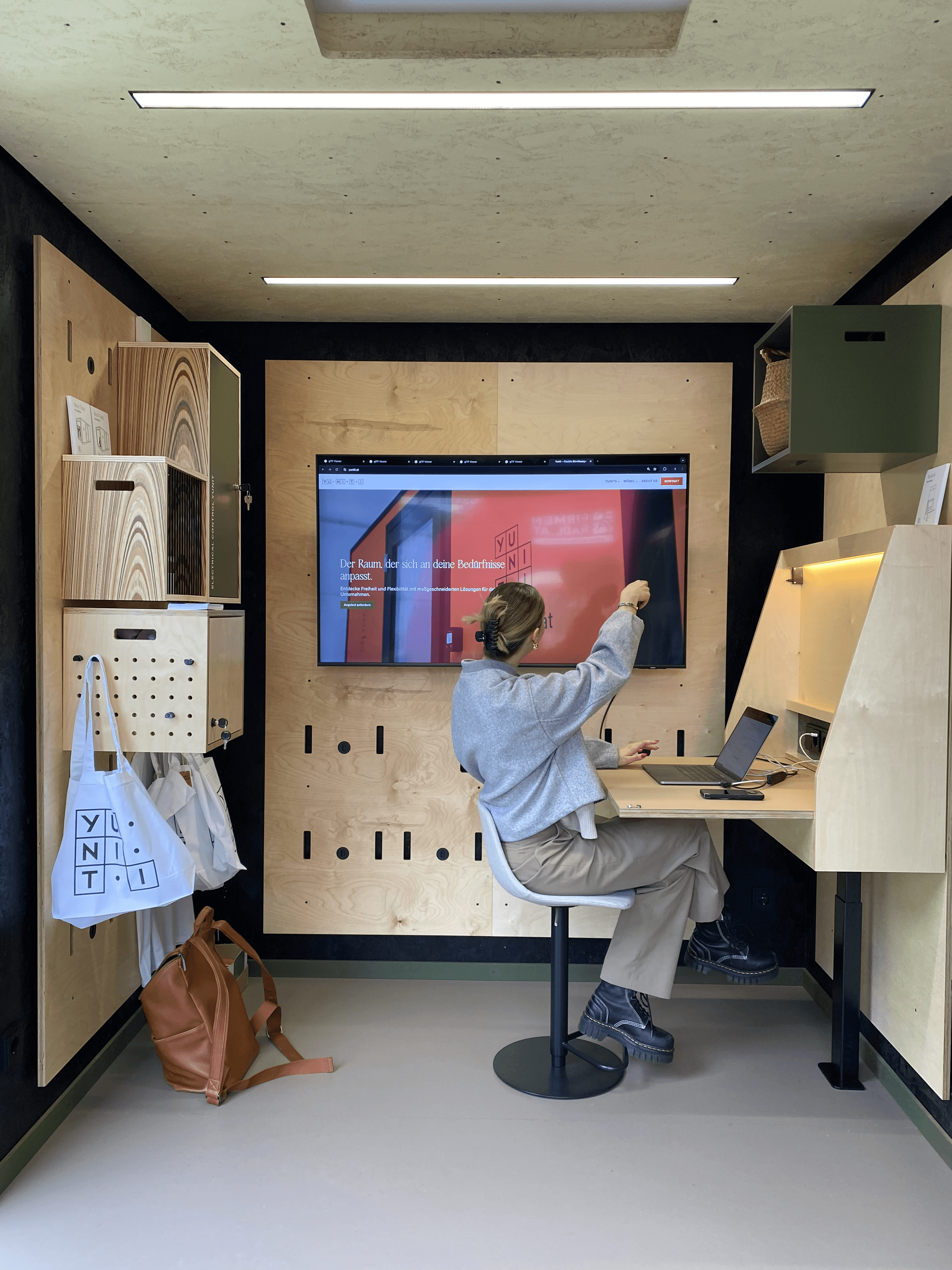 Innenraum der Yunit Medium als Messestand