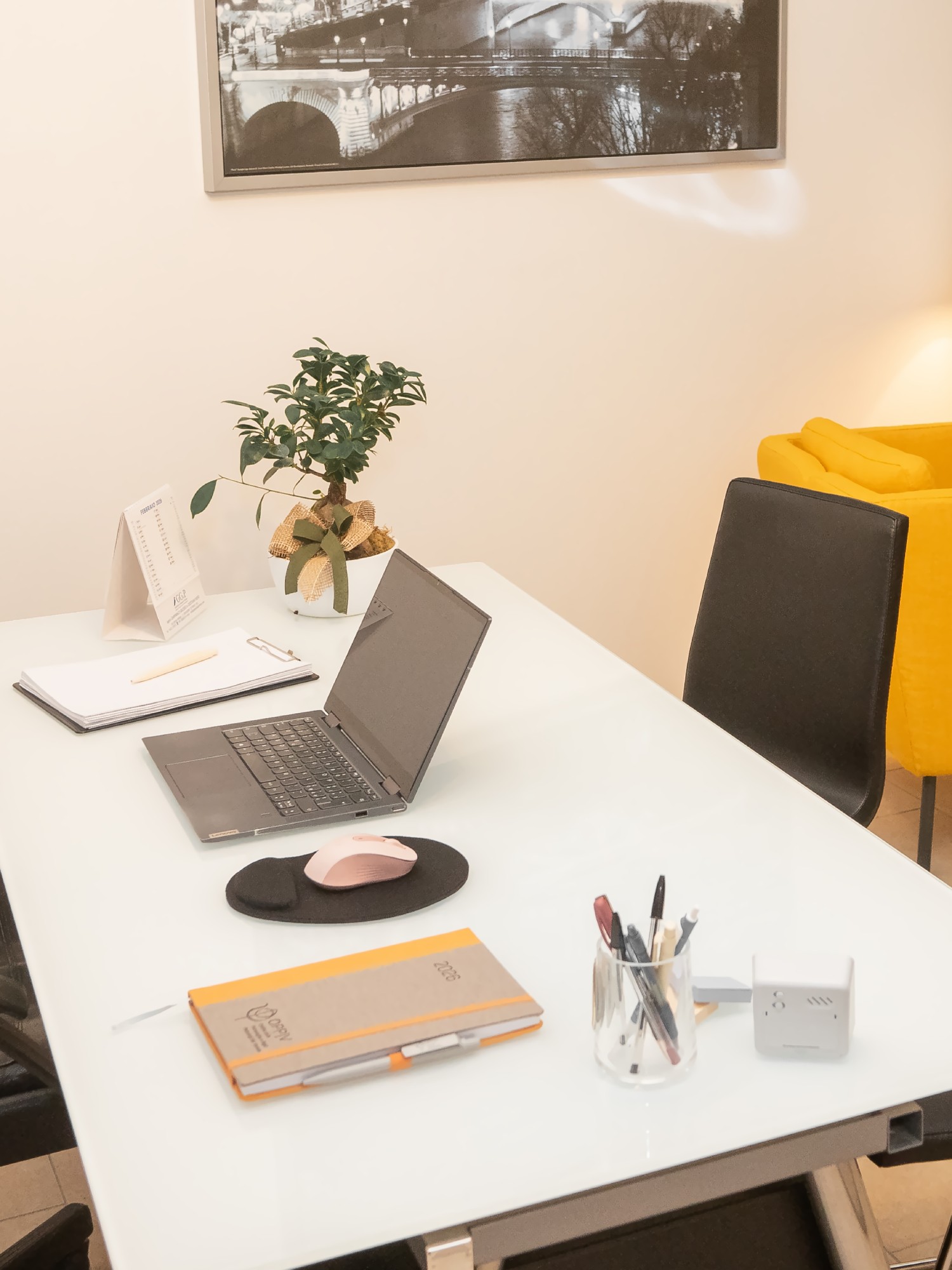 Scrivania dello spazio di psicologia clinica a Portogruaro di Valentina Gaudenzi