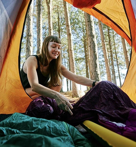 Matelas gonflable dans tente de camping