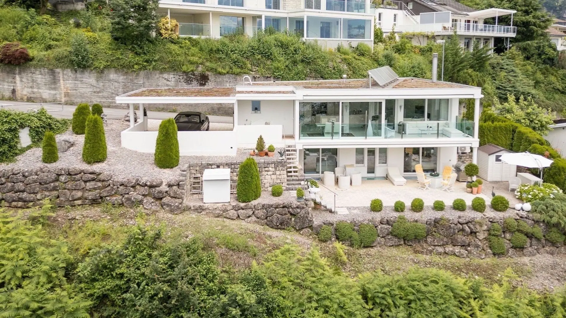 Drohnenaufnahme eines exklusiven Einfamilienhauses mit Gartenanlage in Weggis