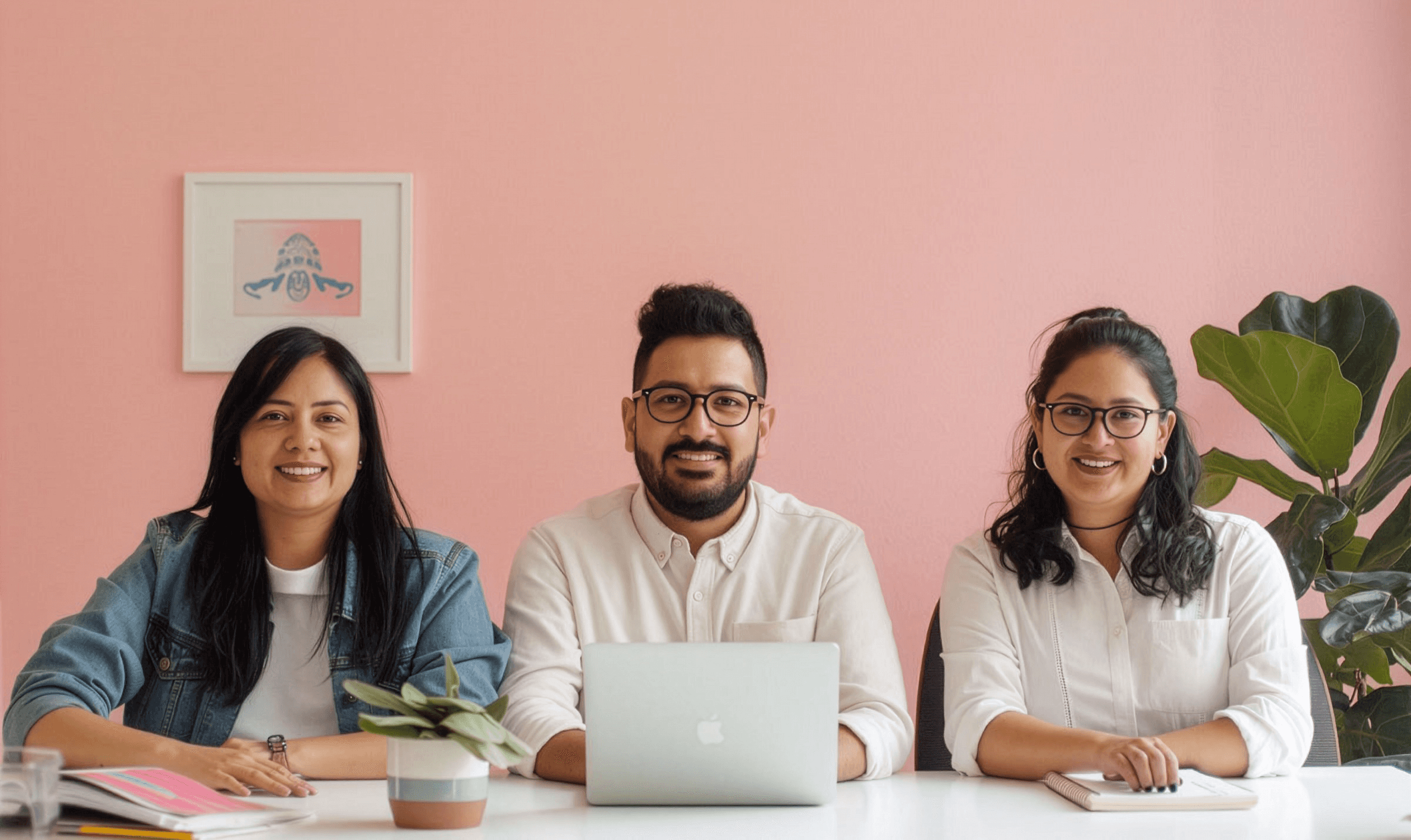 Equipo de trabajo diverso colaborando en una reunión dentro de una cultura organizacional inclusiva