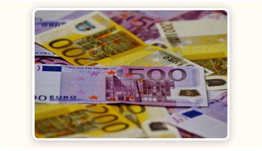 Billets de 100 et 500 euros, illustrant l'idée de maximiser les avantages de la version gratuite avant d'investir dans la version payante de Niche Scraper.