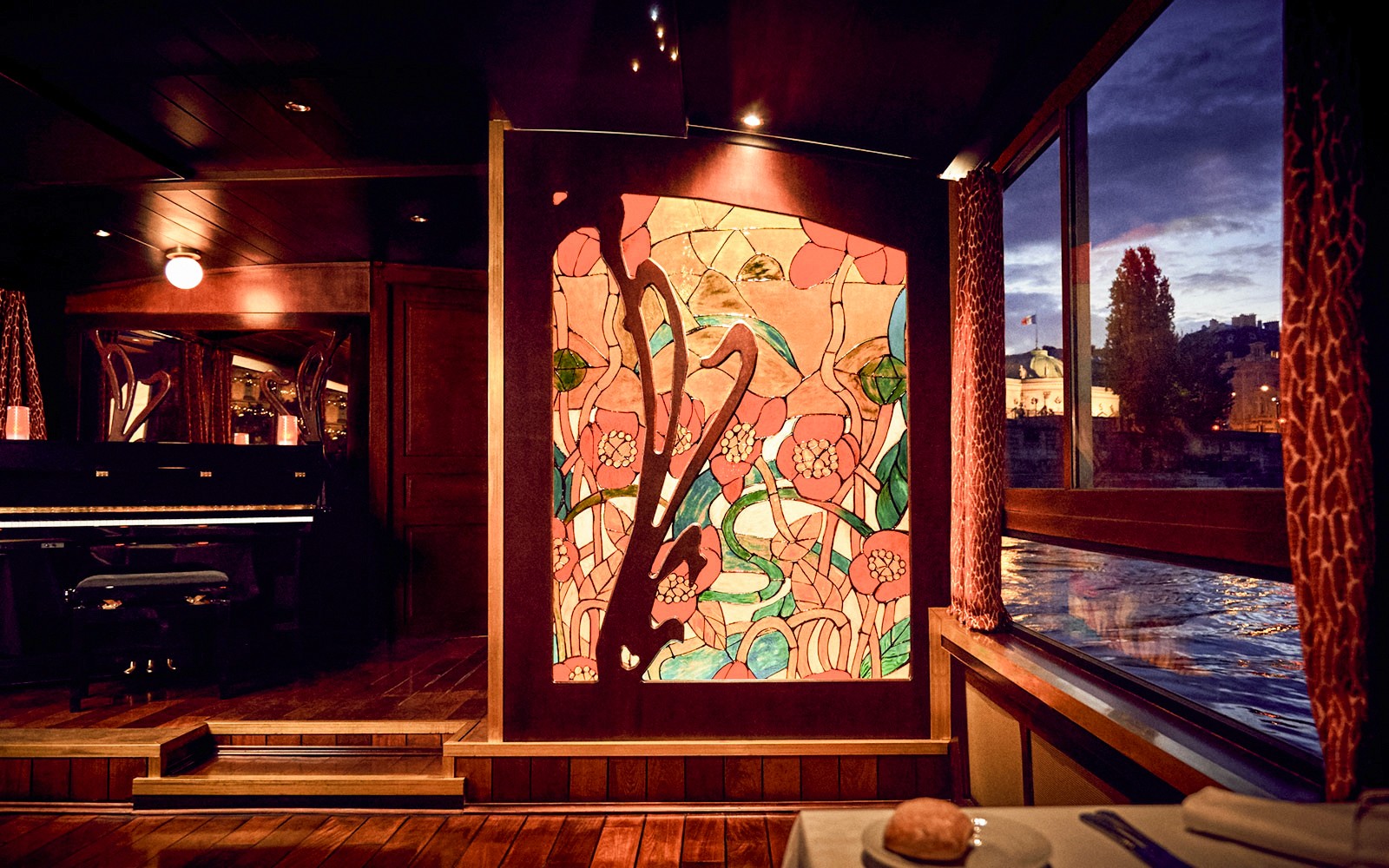 日落时分，在马克西姆塞纳河游船上的钢琴旁欣赏彩色玻璃艺术。