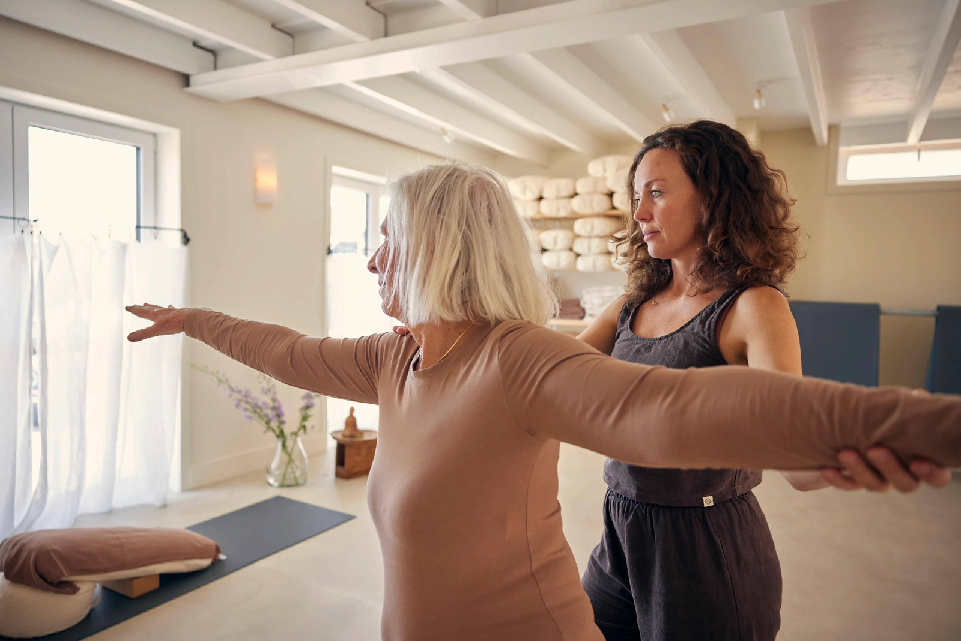 Sfeervolle yogaruimte van Wahé Yoga Studio in Baarn