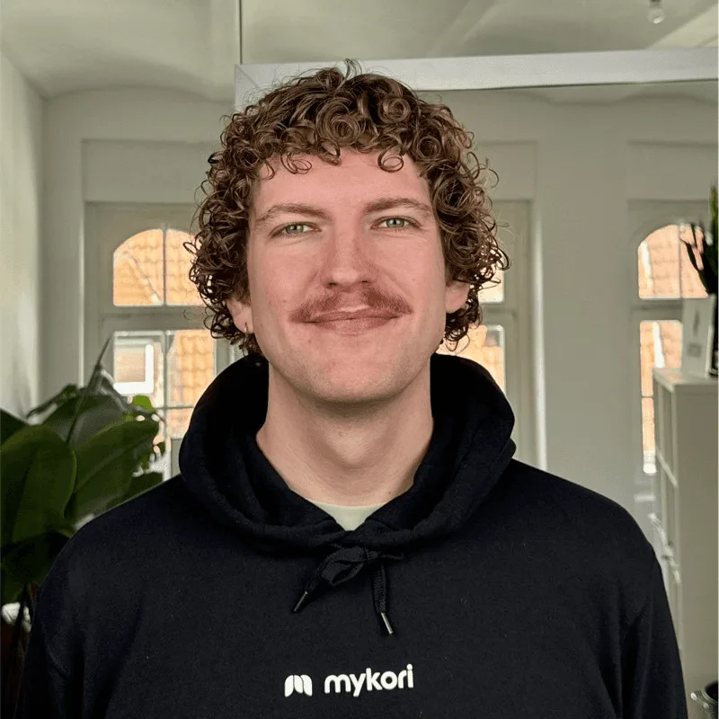 Teammitglied von mykori im schwarzen mykori-Hoodie