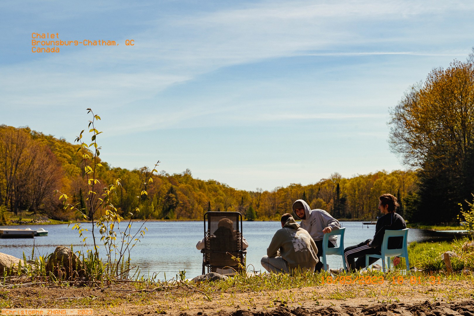 Scène tranquille au bord d'un lac avec des amis en pleine nature à Brownsburg-Chatham.
